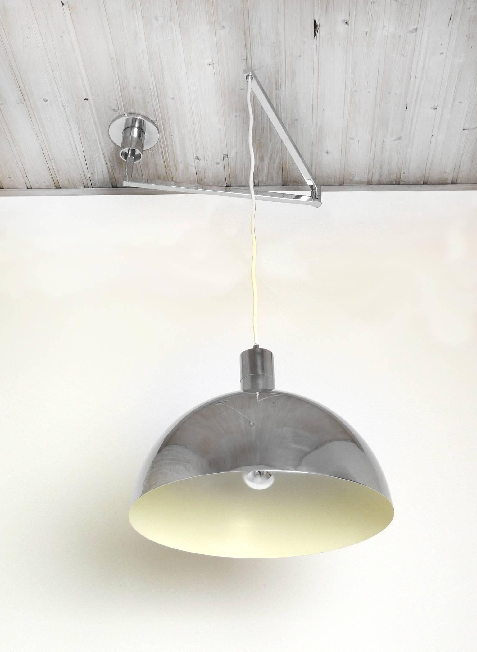 Elegant chrome-plated ceiling lamp from 1969 with two-piece metal arm, which can sprawl and rotate around the mounting. The bell has a diameter of 45 cm and is lacquered white inside. There is one E 27 bulb fitting.
This lamp is one of Franco