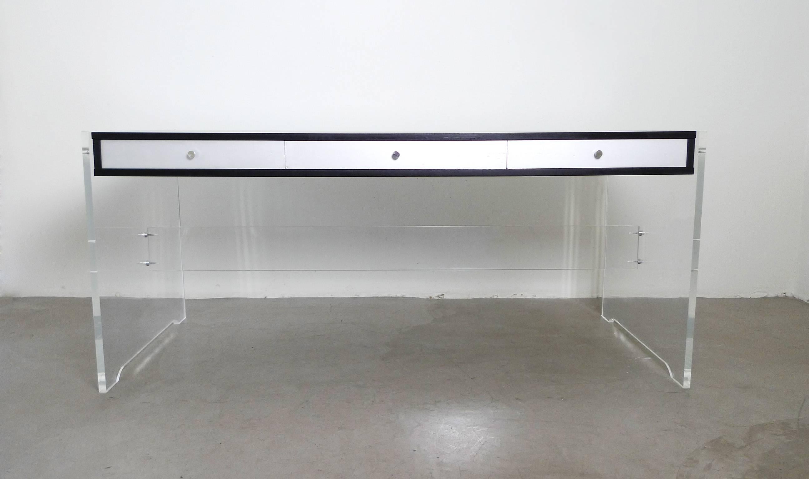 Free standing desk with black lacquered box and three drawers on a plexiglass stand. Each drawer has an aluminium front, a steel handle and is subdivided inside.
The "GP 160" model was designed by Poul Nörreklit in 1970 for Georg