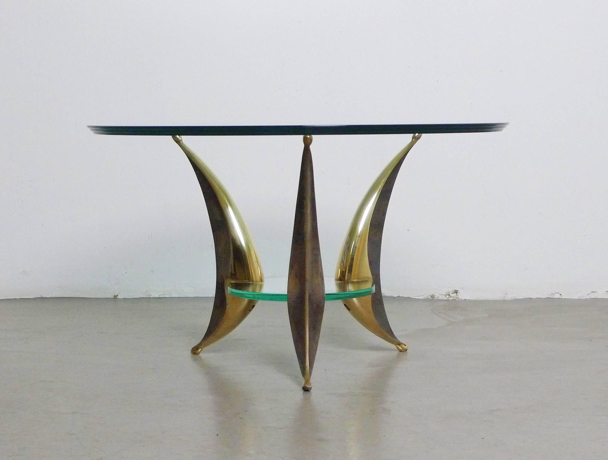Mid-Century Modern Sculptural Coffee Table with Massive Brass Feet and Two Glass Plates from Italy For Sale