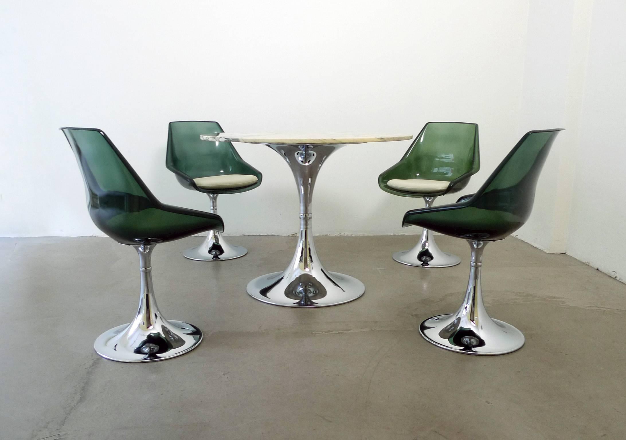 Amazing French set of four chairs and a dining table with elegant chromed metal bases in tulip form from the 1970s.
The tulip table has a green burred marble plate with a diameter of 100 cm and is 76 cm high.
The seats of the chairs are rotatable