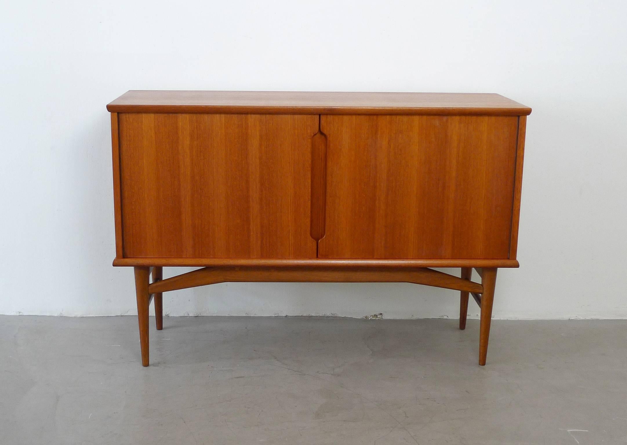 1950s teakwood sideboard from the Danish manufacturer Fredericia.
The sideboard has two trap doors with a shelve inside and beautiful constructed case legs.
It is in excellent condition.