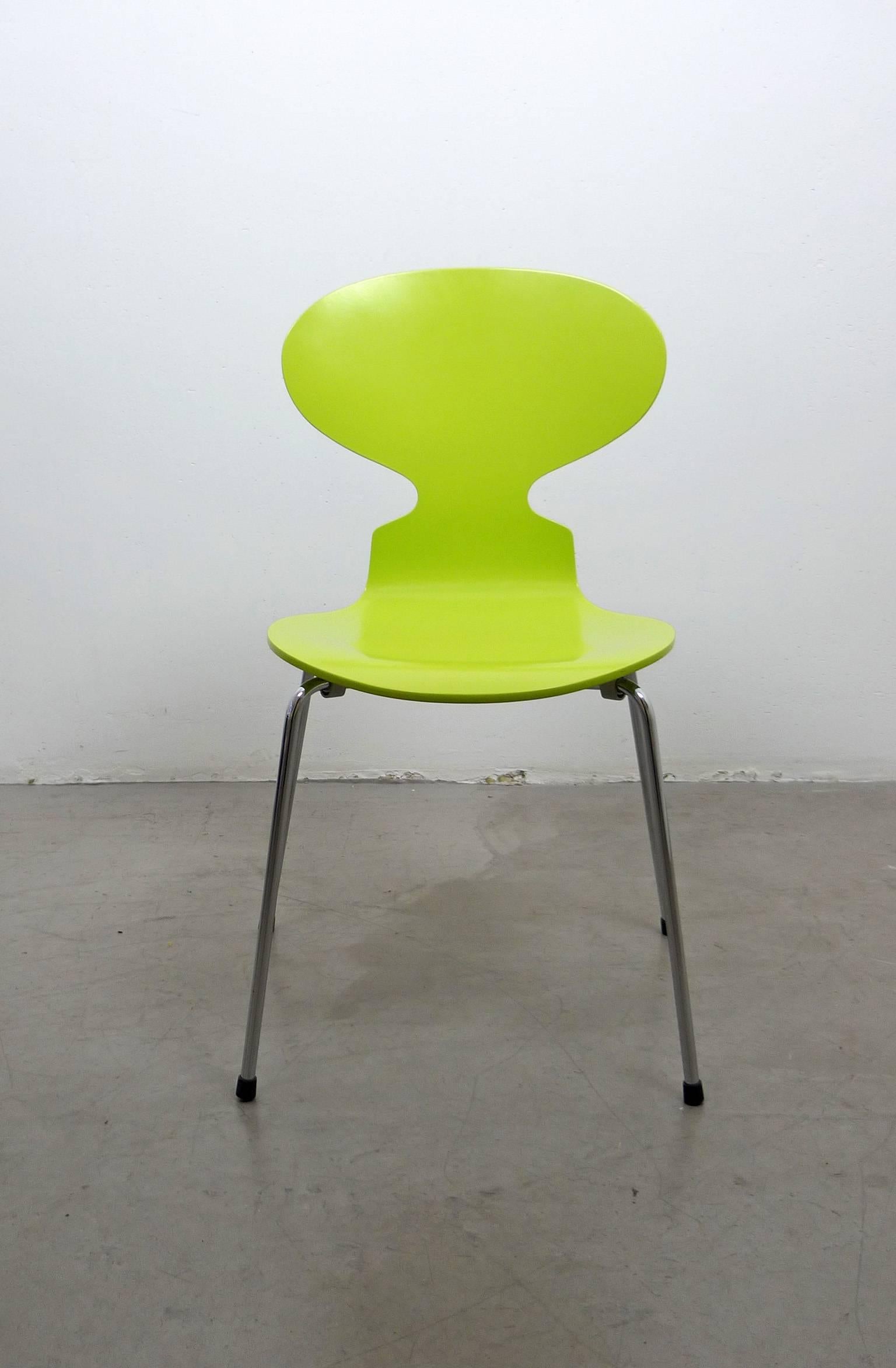 The ant chair model 3101 was designed by Arne Jacobsen in 1952 and produced by the Danish furniture manufacturer Fritz Hansen. It features a chromed stacking structure and a lacquered seat in laminated wood. The color is Vernal Green, number 56. The