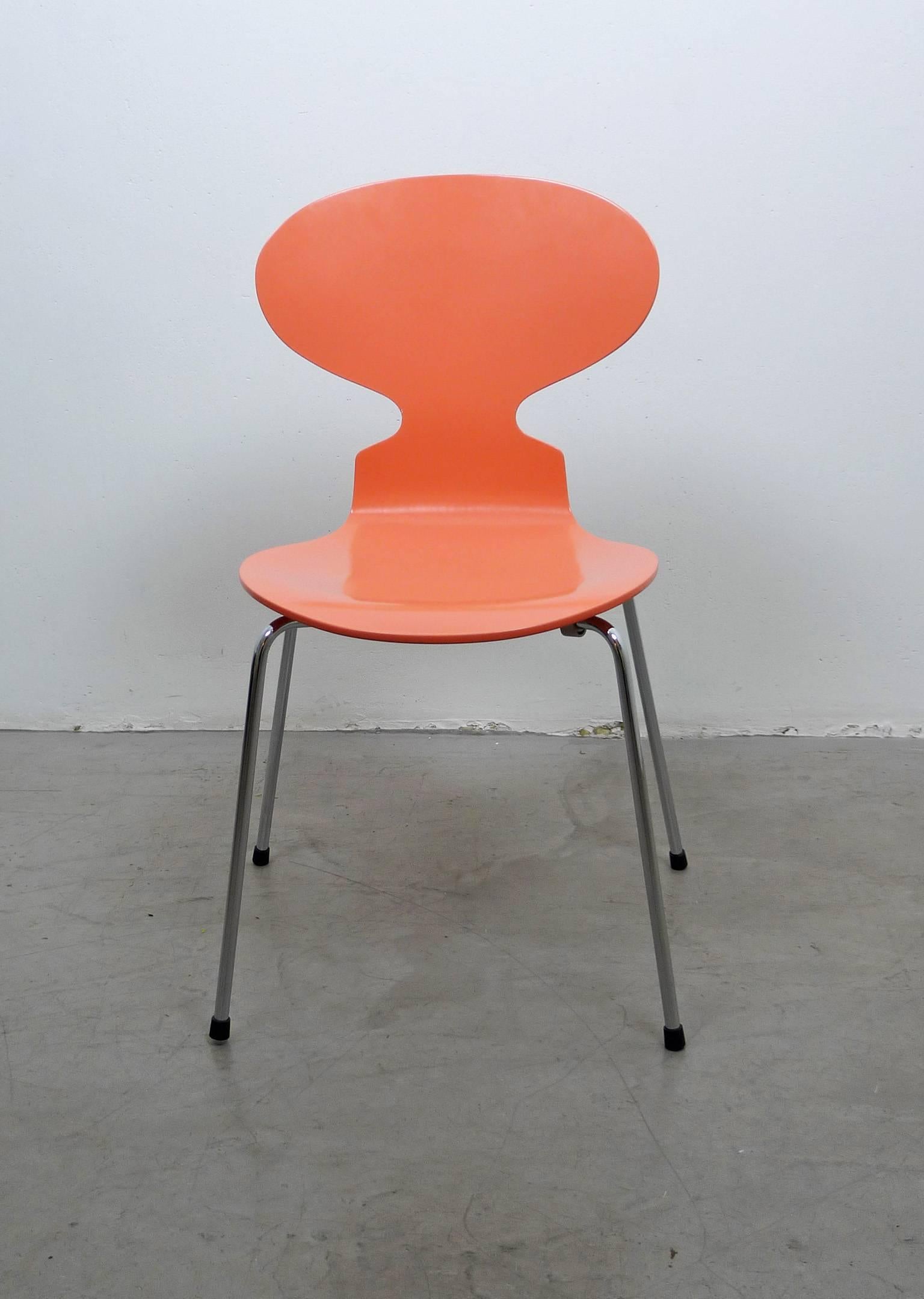 The Ant chair Model 3101 was designed by Arne Jacobsen in 1952 and produced by the Danish furniture manufacturer Fritz Hansen. It features a chromed stacking structure and a lacquered seat in laminated wood. The color is Peach, number 53. The chair