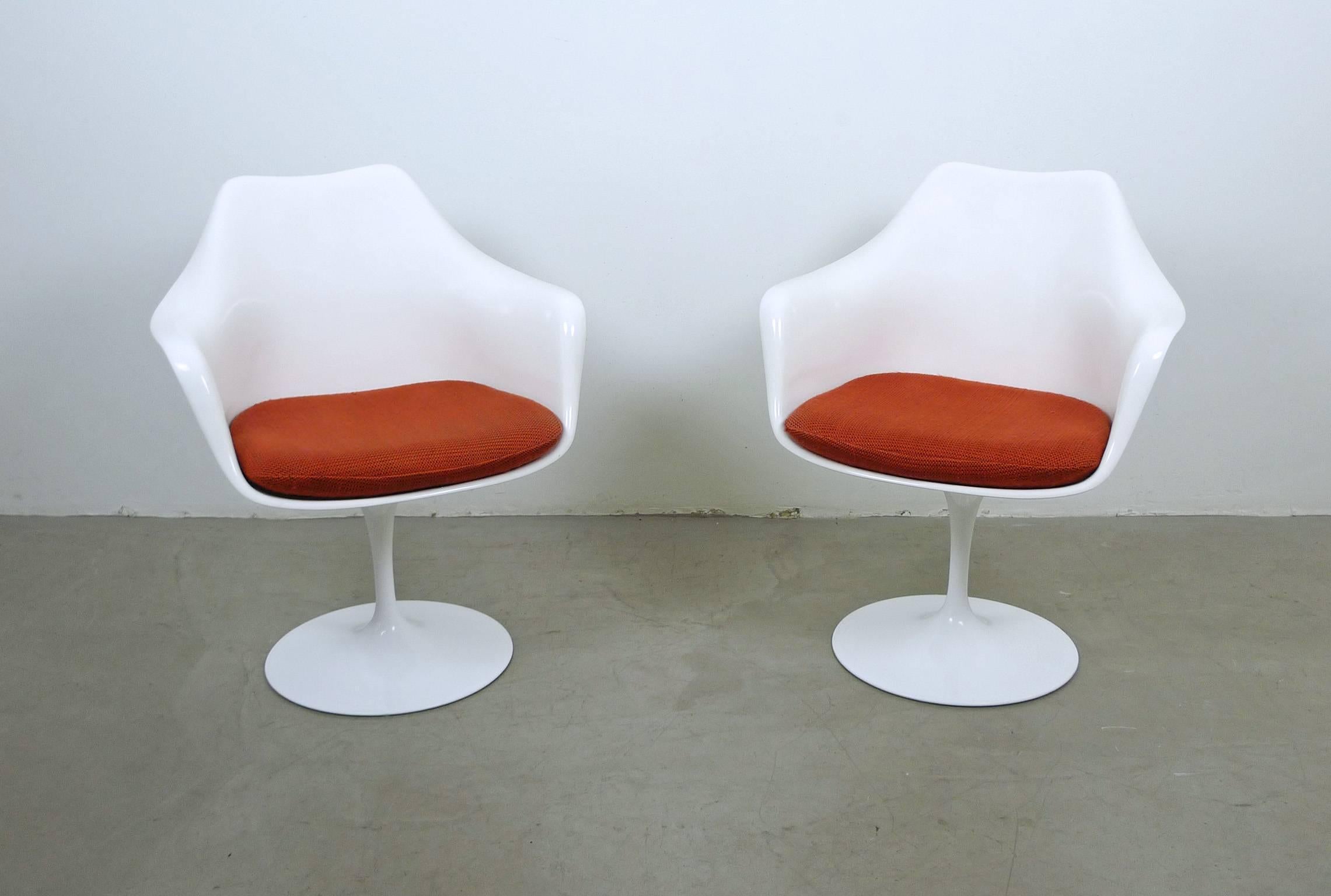 Pair of white tulip armchairs with swivel base and original cushions designed by Eero Saarinen in 1956 for Knoll International from the USA. 
Both dining chairs are in very good original condition.