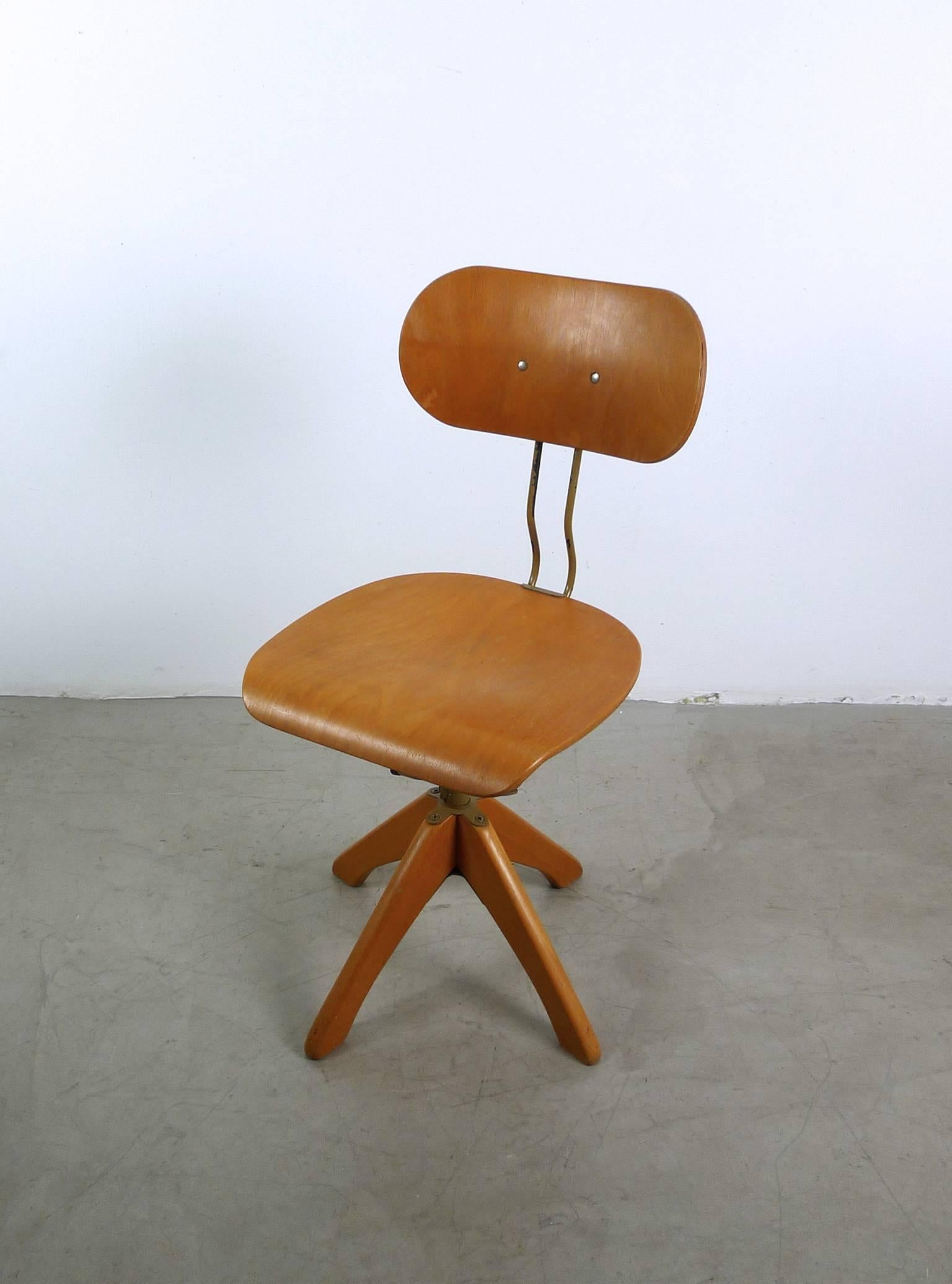 Variable swivel chair for architects designed by Margarete Klöber in the 1930s and produced by German manufacturer Polstergleich.
Seat and backrest are made of laminated beech wood. It features four steel springs under the seat for comfortable long