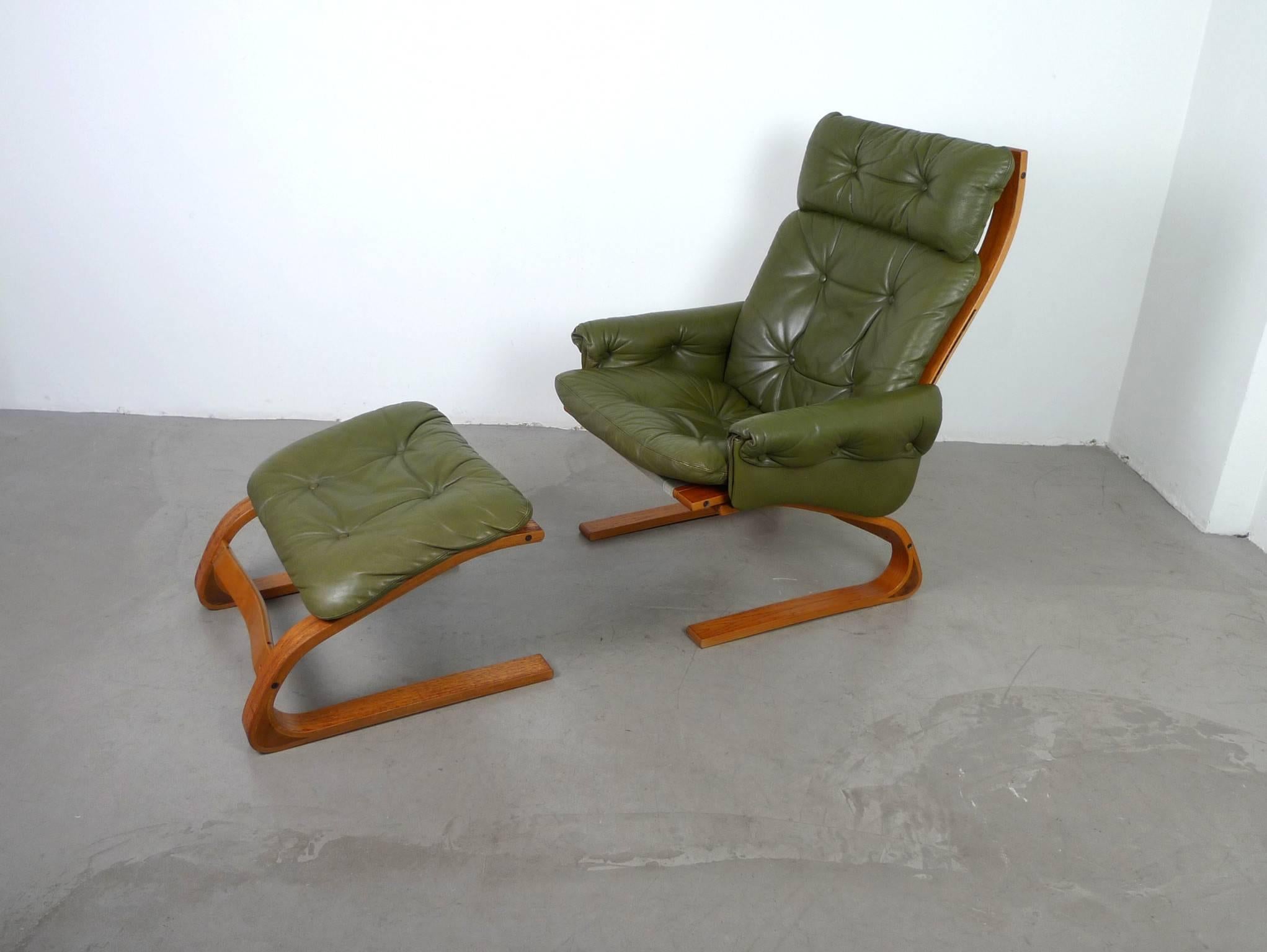 1970s Highback lounge chair with armrests and matching ottoman designed by Elsa and Nordahl Solheim for Rykken in Norway.
This cantilever chair 