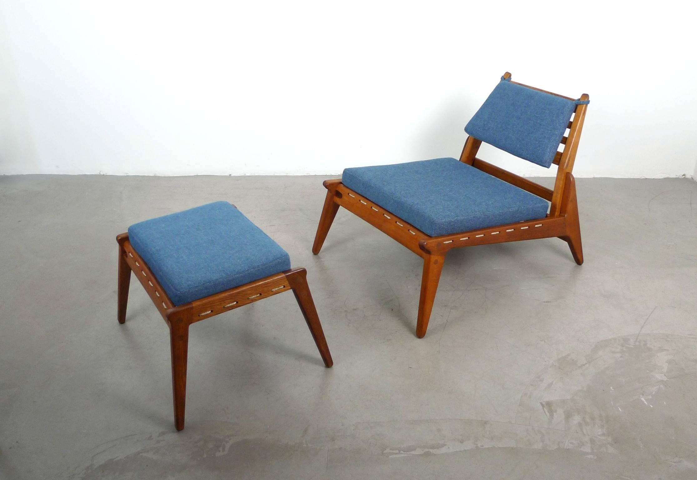 Low 1950s lounge chair set with matching ottoman from Germany.
The dynamic form of the frame is made of solid oak and features a cord lining for the seat cushions. The edges are connected by decorative wood tenons. The upholstery and fabric of the