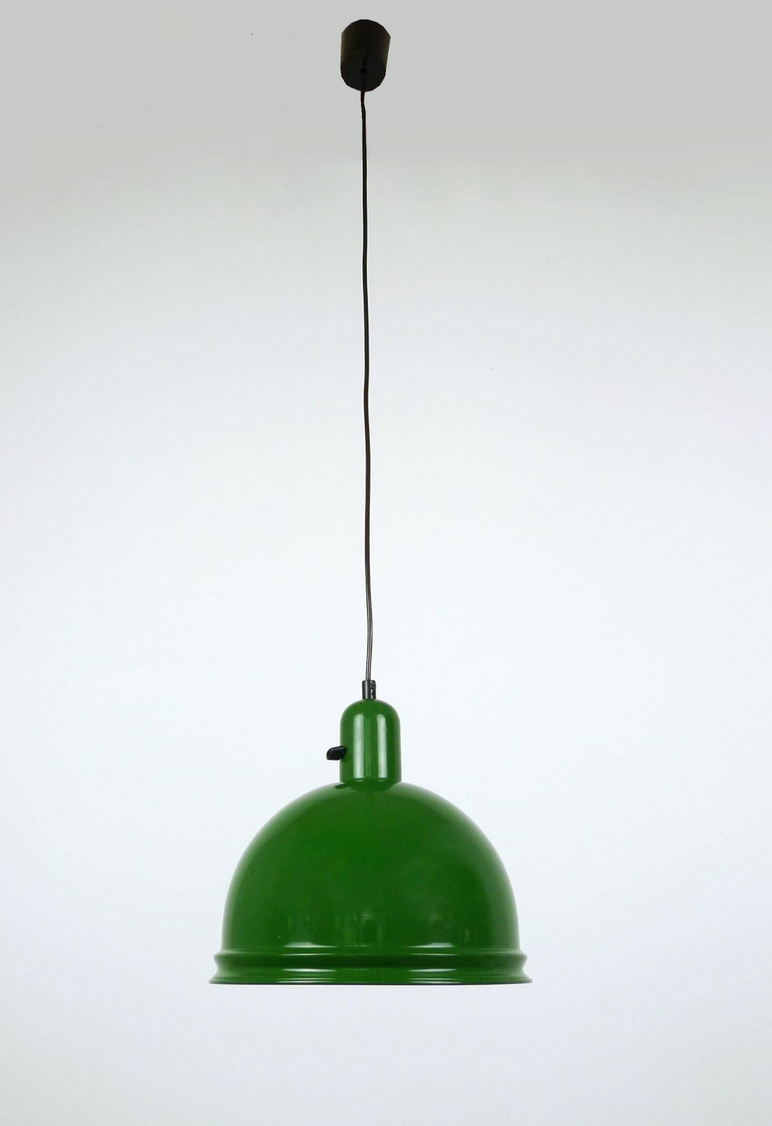 This green Industrial light with a metal reflector and a rotary switch from the 1950s remains in a very good original condition.