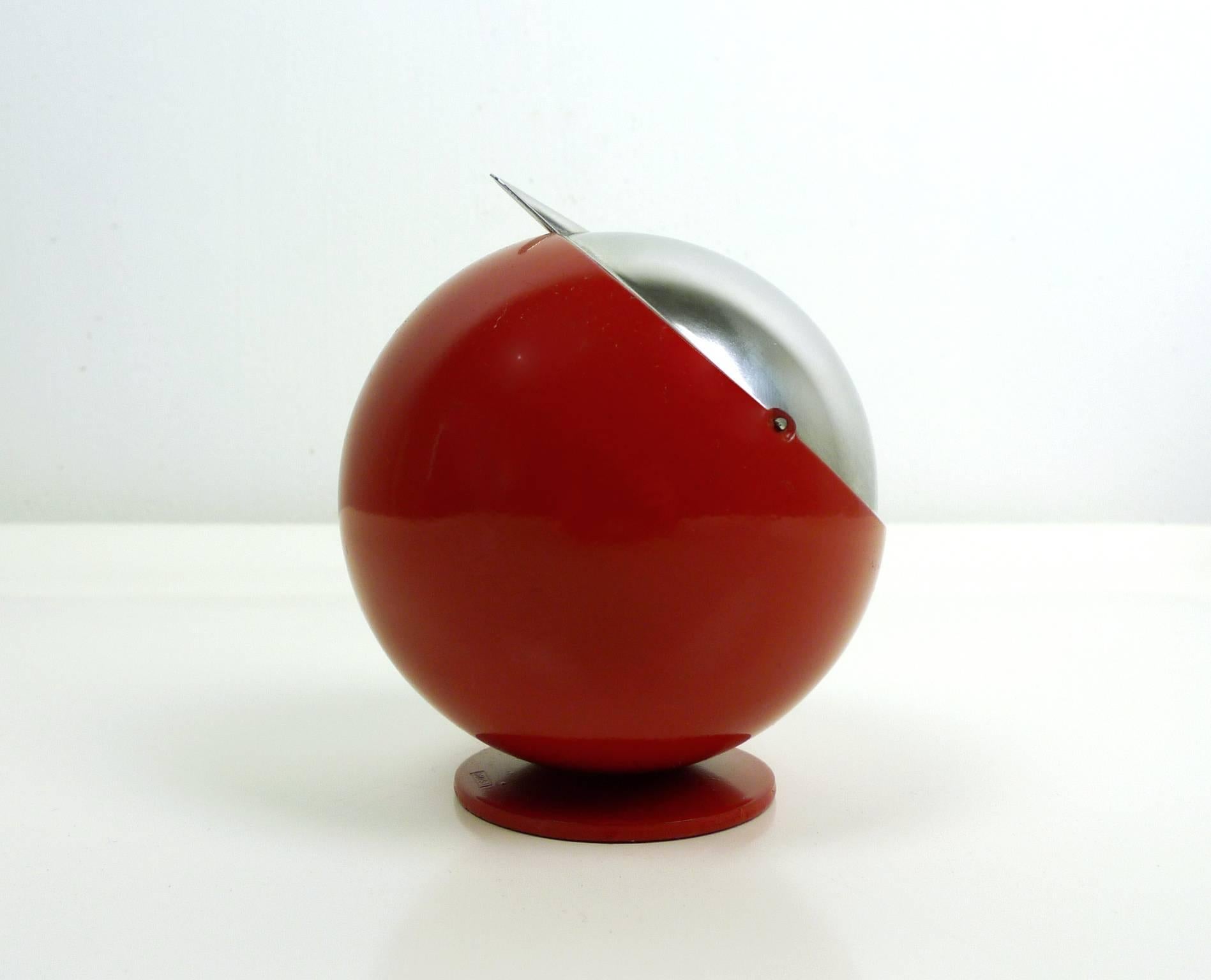 Red ashtray, model Smokny, produced in the 1970s by F. W. Quist in Esslingen, Germany. It is in very good original condition.