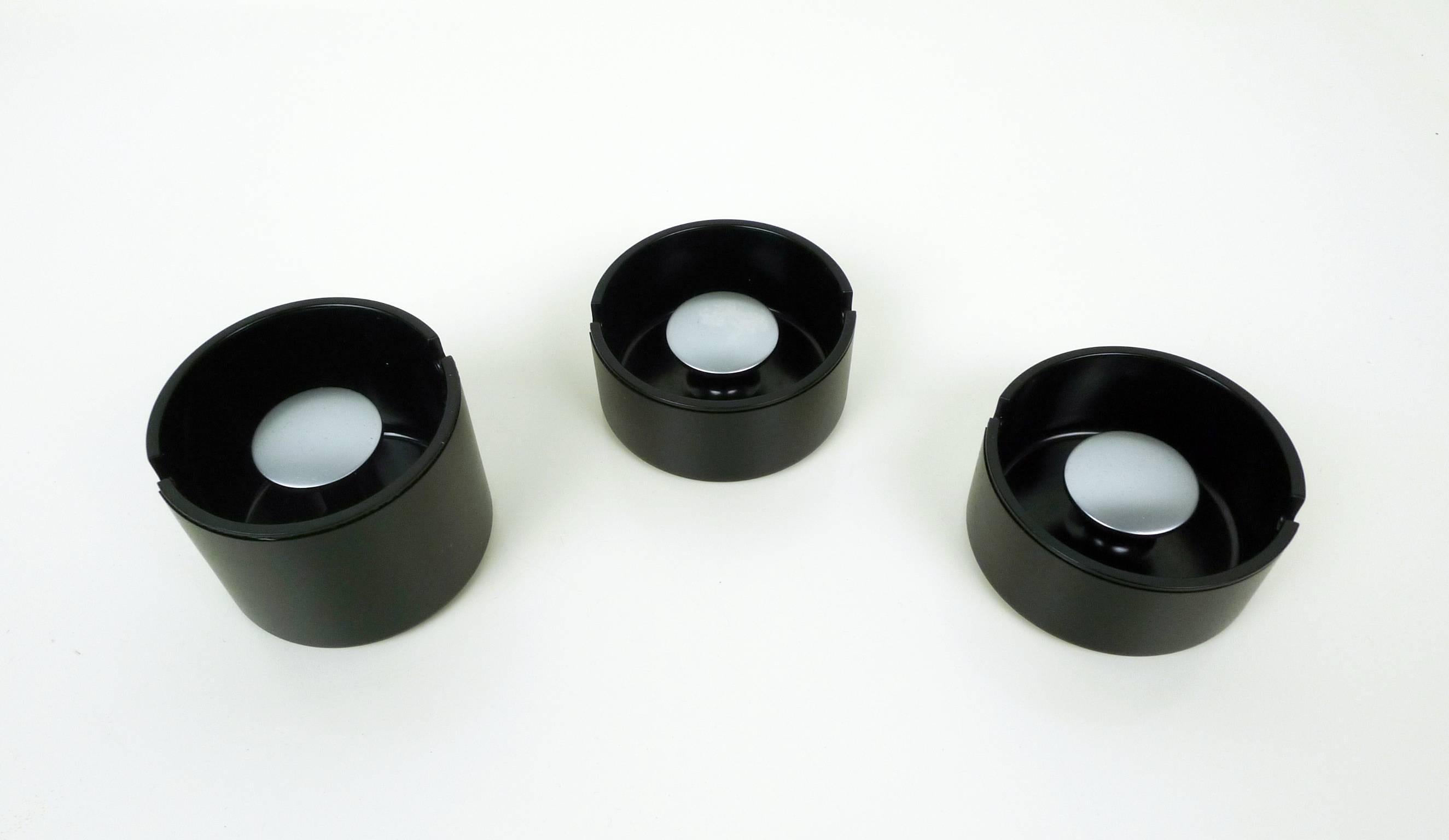 Set of three stackable ashtrays by Dieter Rams from the 1970s. They were produced by Braun in Ireland. The two low ashtrays have a diameter of 7.5 cm and a height of 3.7 cm. The larger ashtray is 5.7 cm high. All ashtrays are unused and in very good