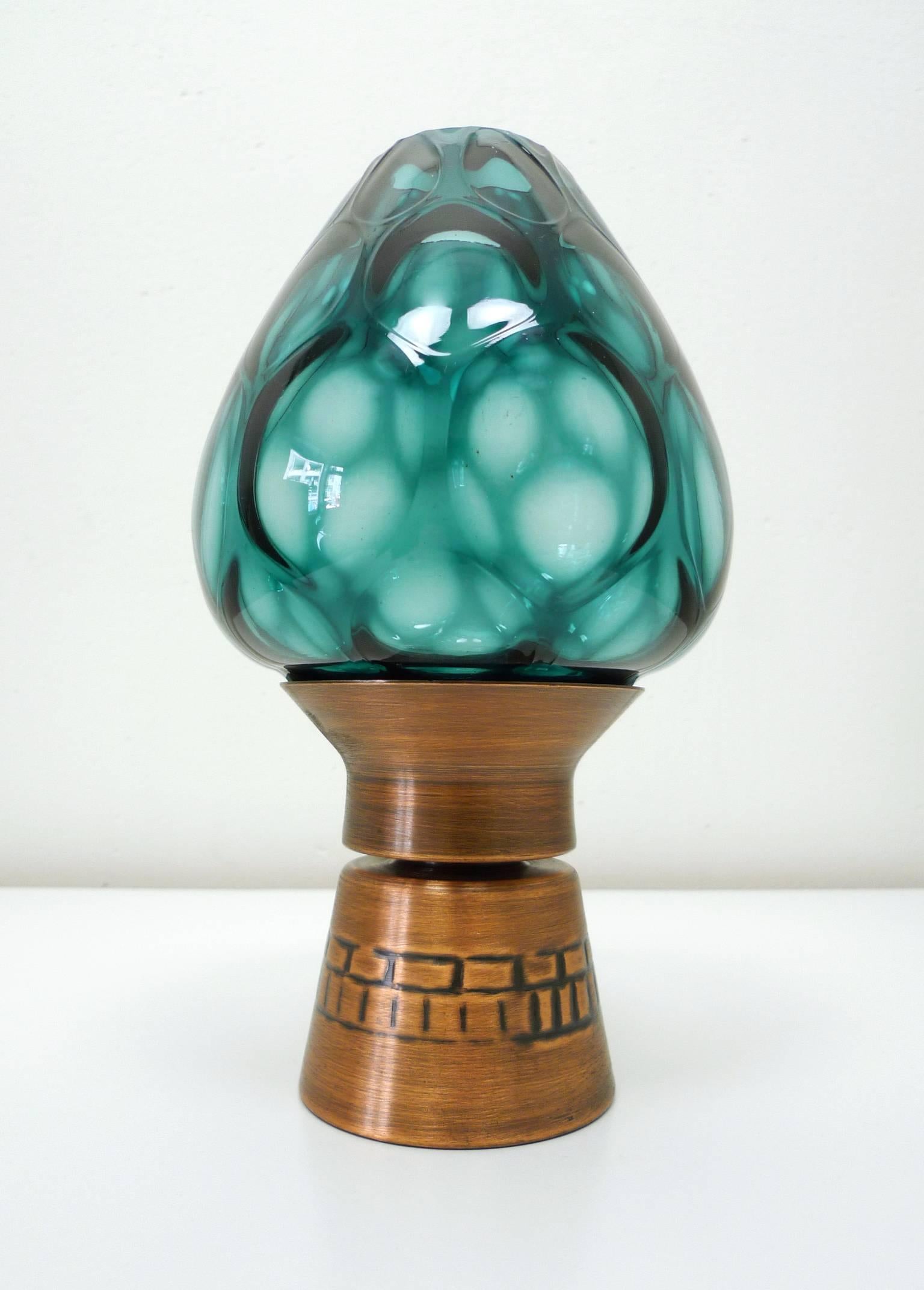 Wind light for a candle with a tumbling glass screen and copper stand from the 1960s. It was produced by the Kristallglaswerk Hirschberg in Germany.
It is in a very good original condition.