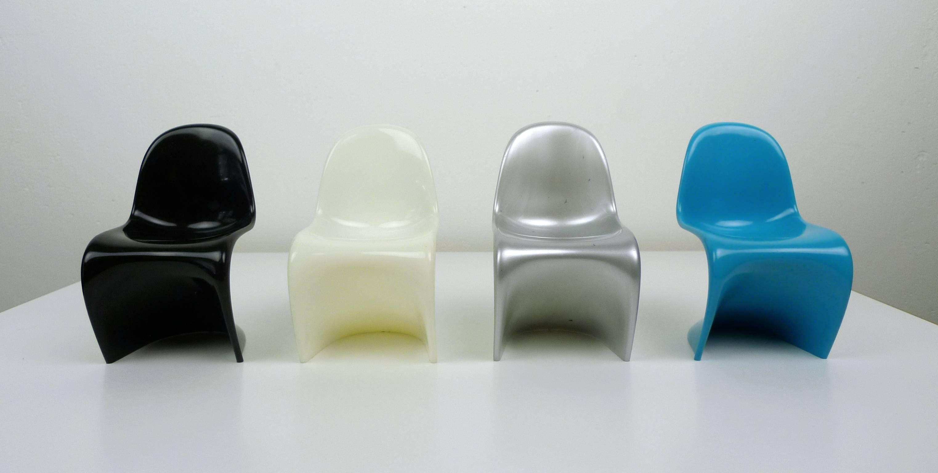 Four miniatures of the Verner Panton chair made of black, white, silver and blue plastics from the 1970s. The scale is 1:6.
They are stackable and in a very good shape.