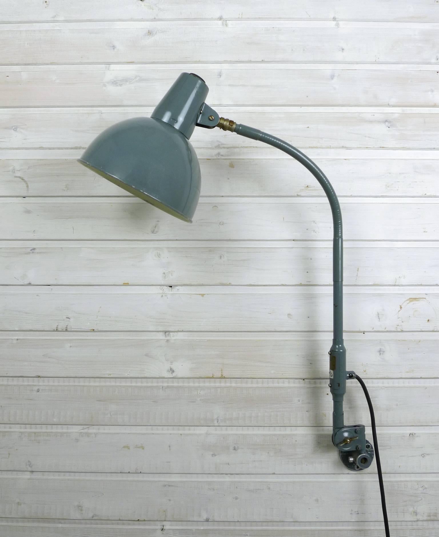 A gray painted workshop or working light for wall mounting from the 1950s by the manufacturer SIS from Dresden. Both the joint on the wall attachment and the swan neck as well as the joint on the reflector allow numerous adjustment possibilities to