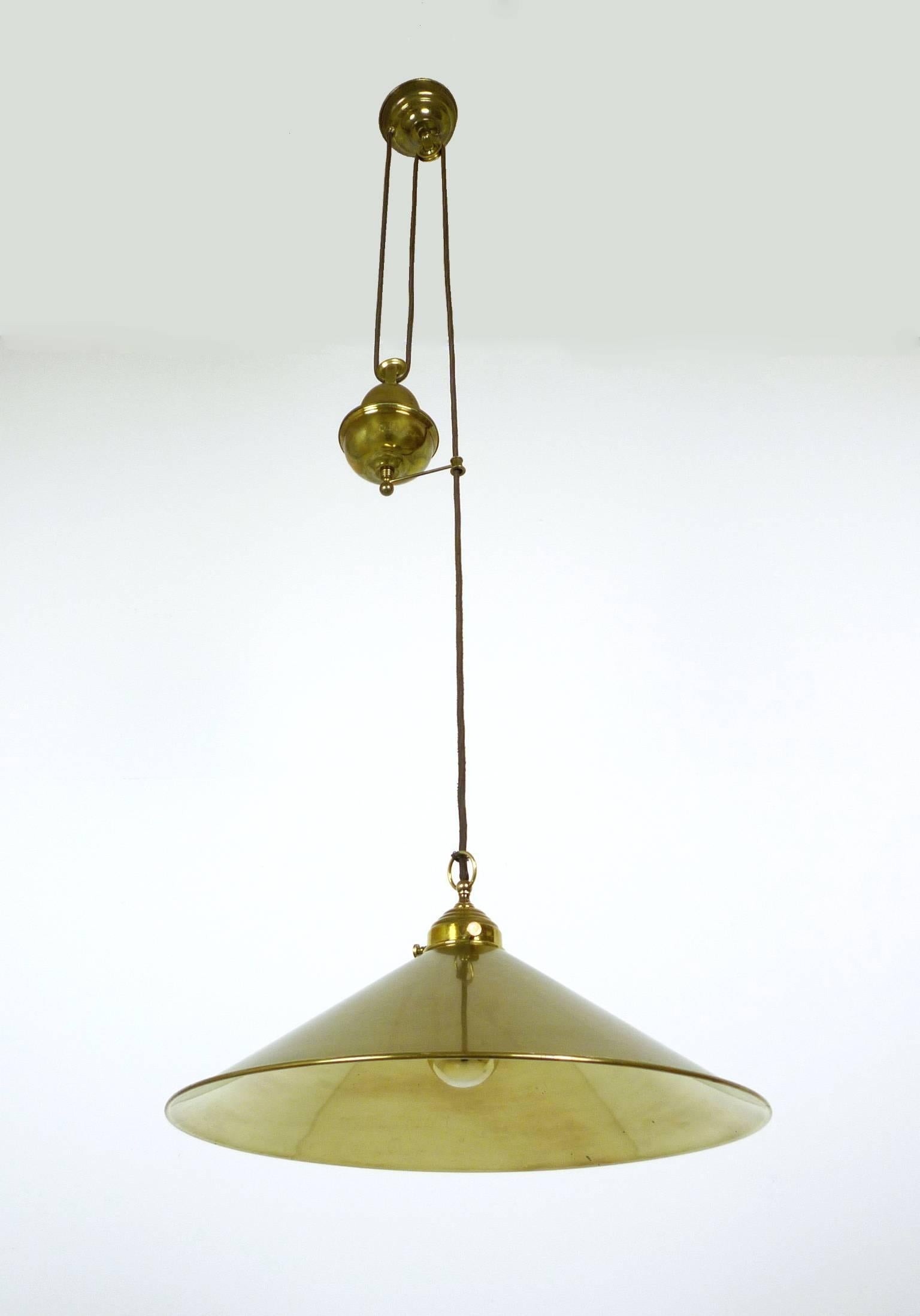German pulley lamp in brass with counterweight from the 1950s. The height is adjustable from 115 to 235 cm. It is illuminated by an E27 socket.
This pulley lamp is in a good original condition.