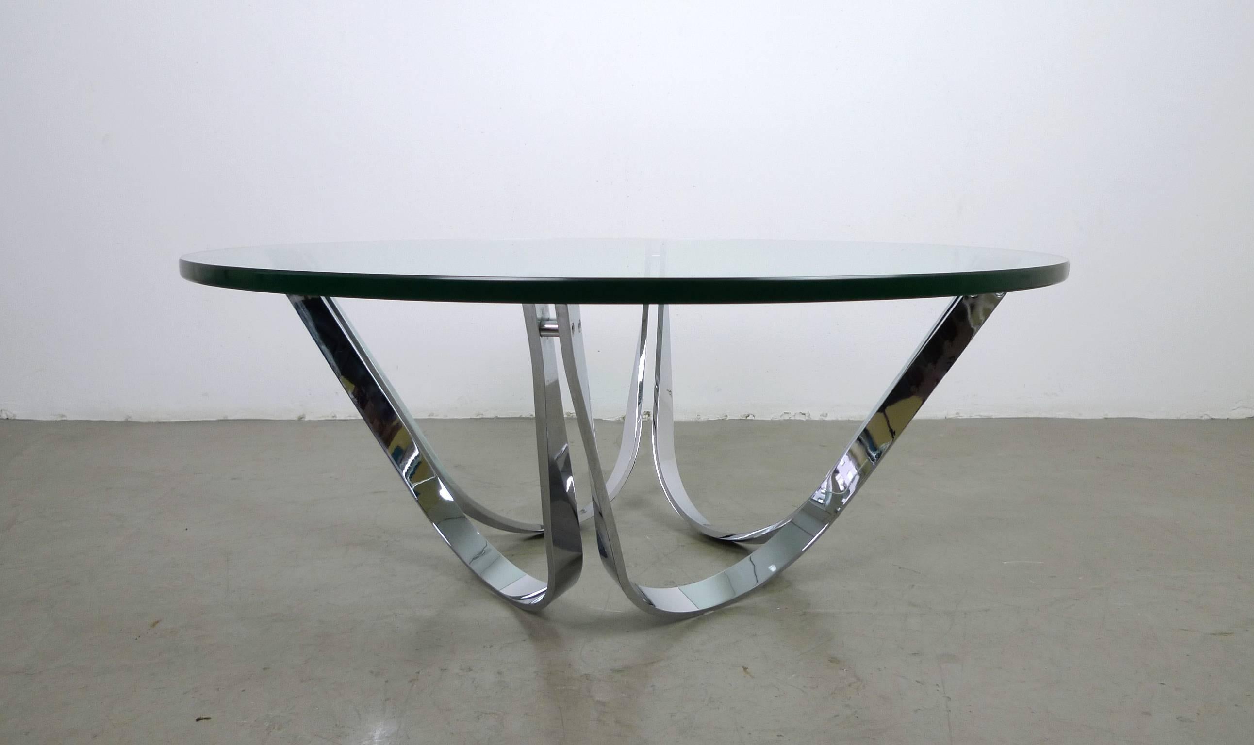 Coffee table with 2 cm thick glass top on a chromed and curved flat steel frame. The design is  produced by Tri-Mark Designs in the USA. It is in excellent condition.