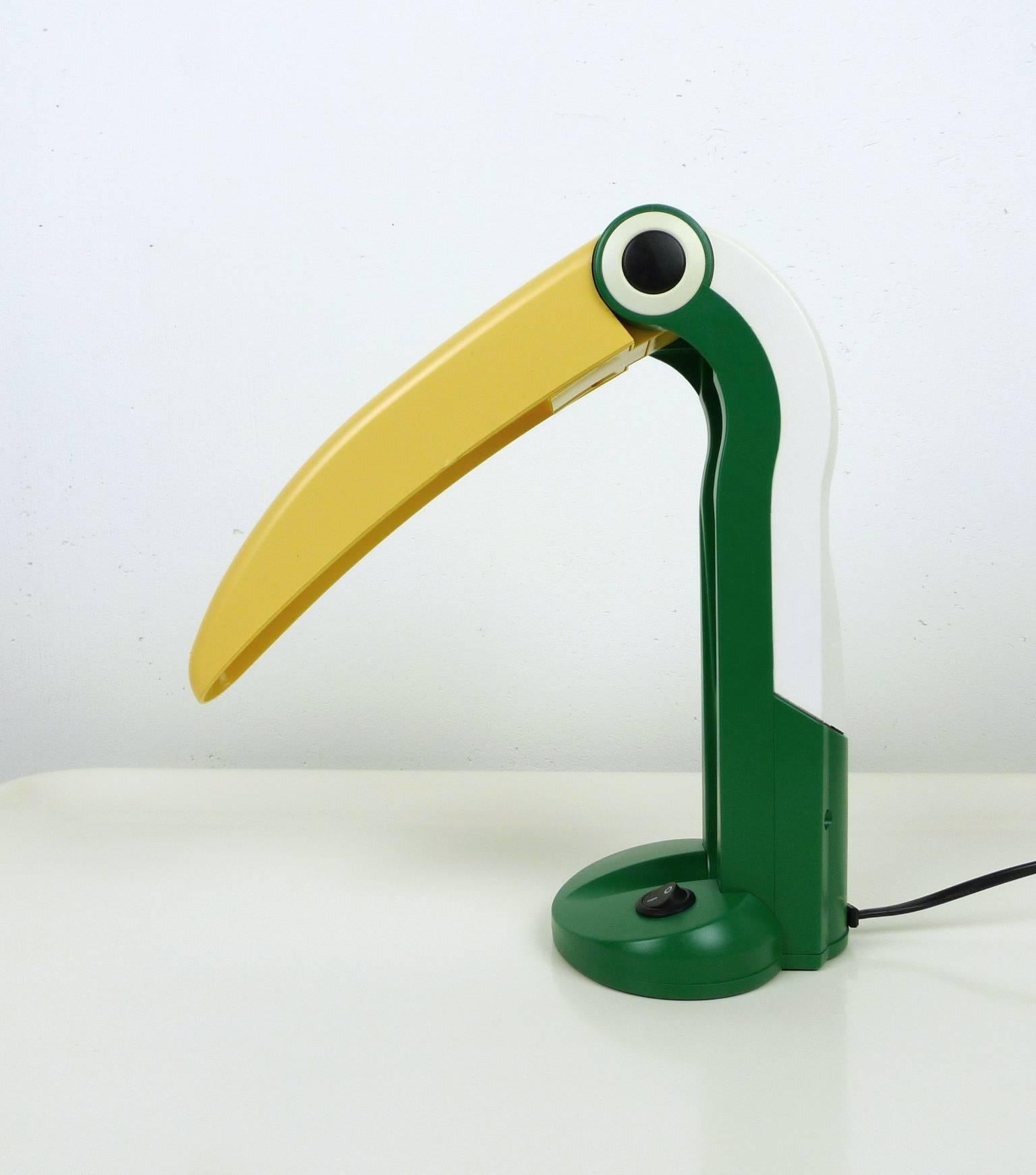 The Taiwanese product designer H.T. Huang designed this table lamp in the shape of a toucan in the 1980s. It was produced by the Belgian manufacturer Fantasia Verlichting. There is a light switch on the stand and the big yellow beak hides the light