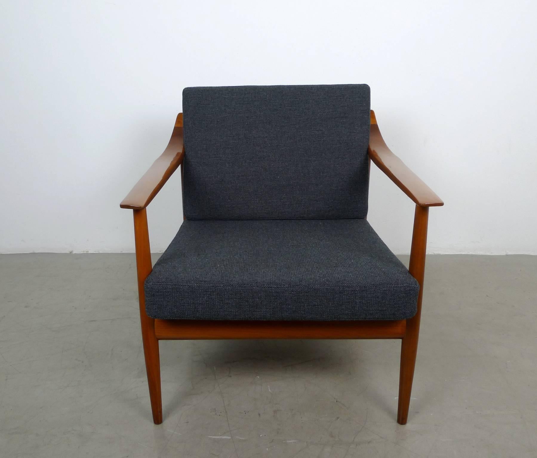 This 1950s armchair is from the German manufacturer Walter Knoll and features a filigree frame made of walnut. The chair is in very good condition, upholstery and fabric are renewed.