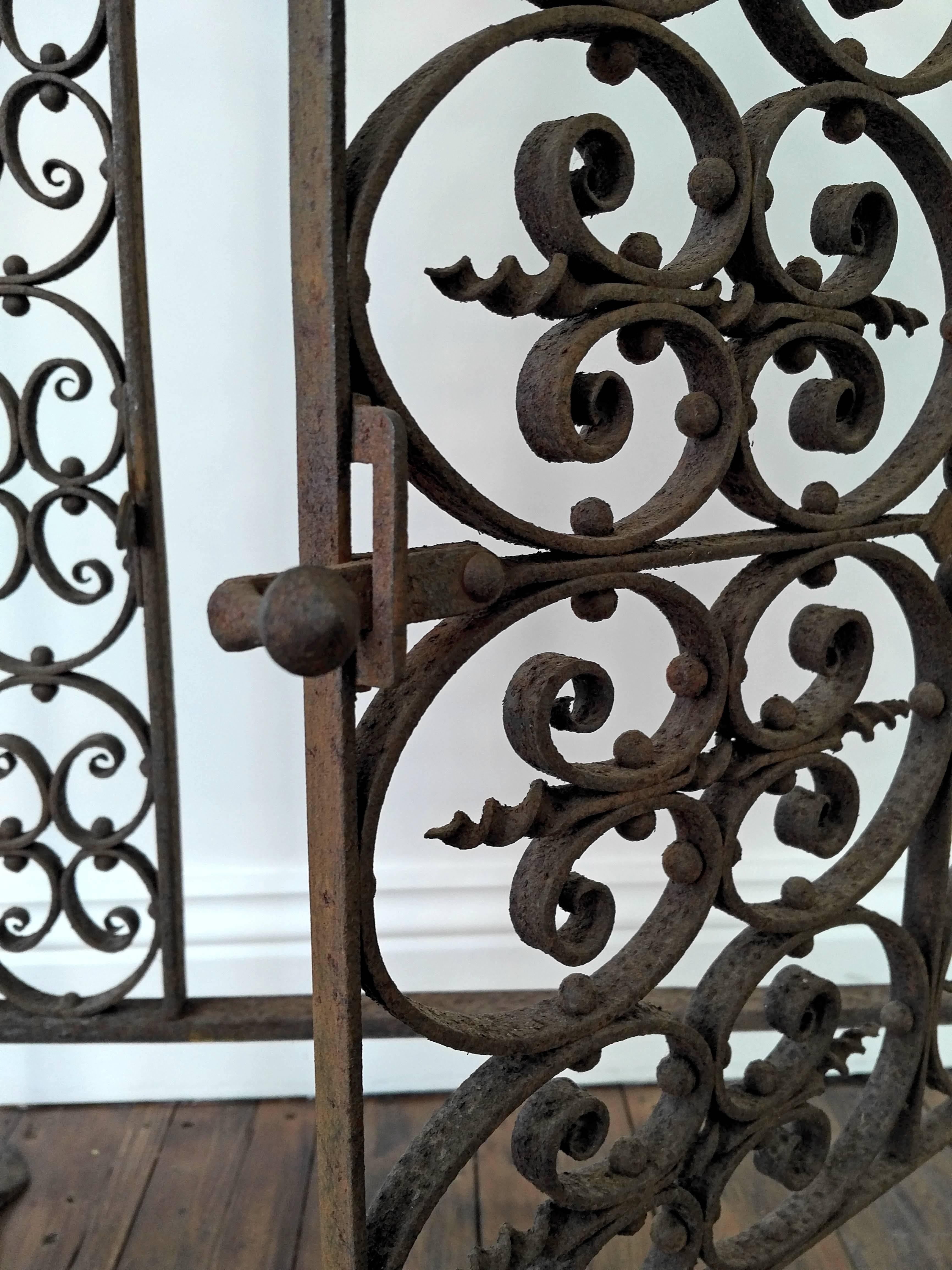 Hand-Crafted 18th Century Wrought Iron Hand-Forged Fire Screen For Sale