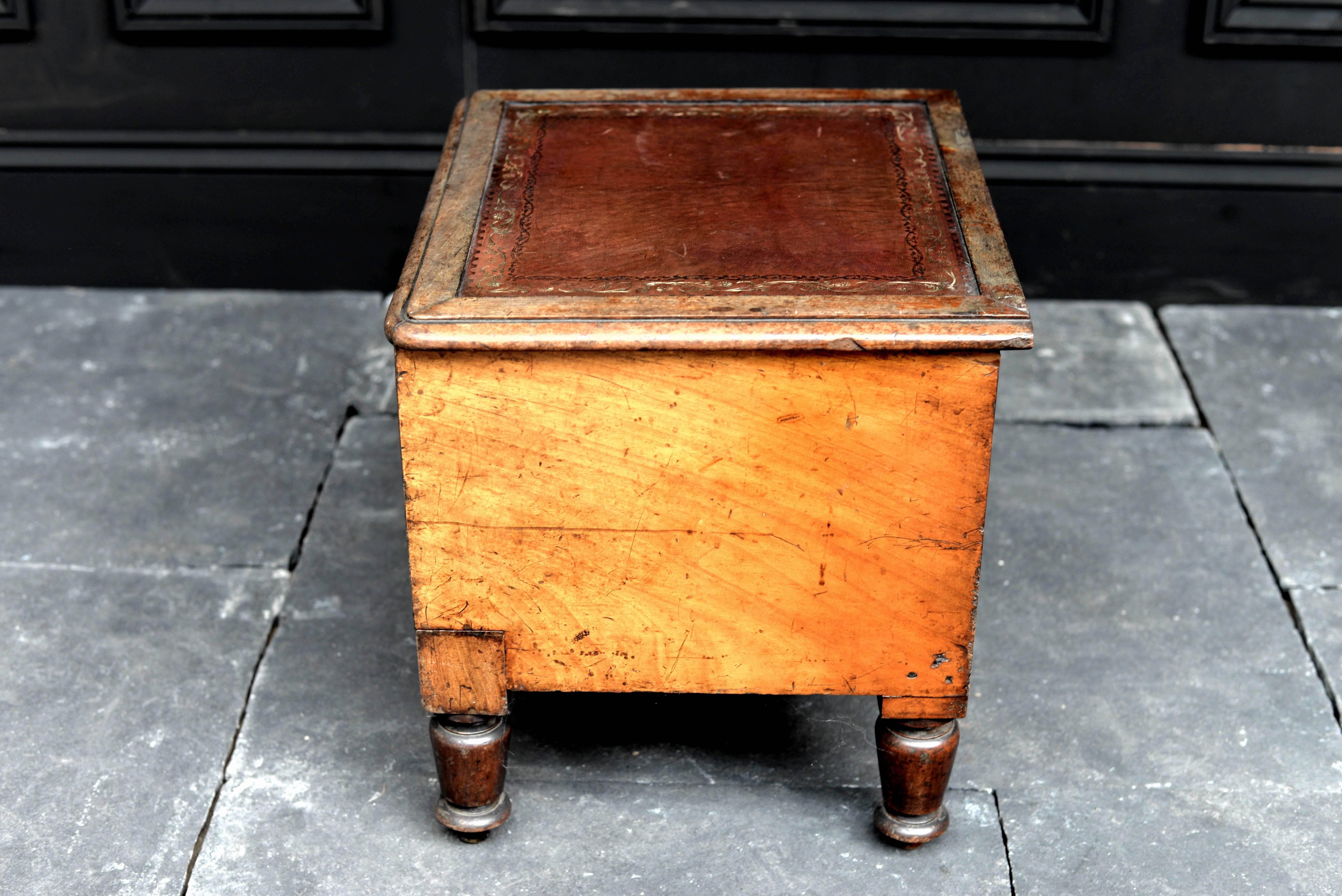 Victorian Wooden Chamber Pot In Distressed Condition For Sale In London, GB