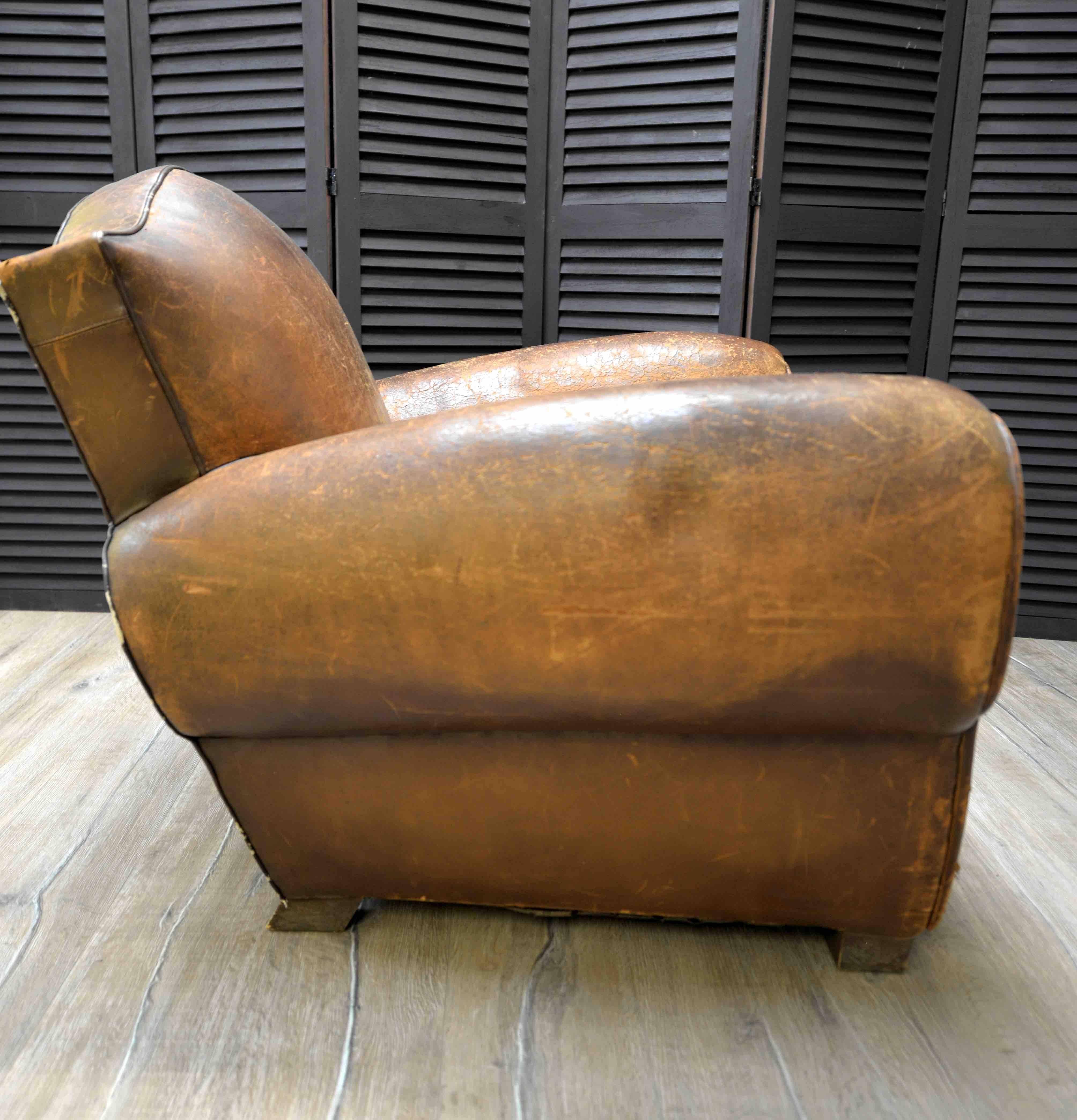 1920s French Art Deco Chapeau Gendarme or Fleur-de-Lys Leather Lounge/Club Chair In Distressed Condition In London, GB