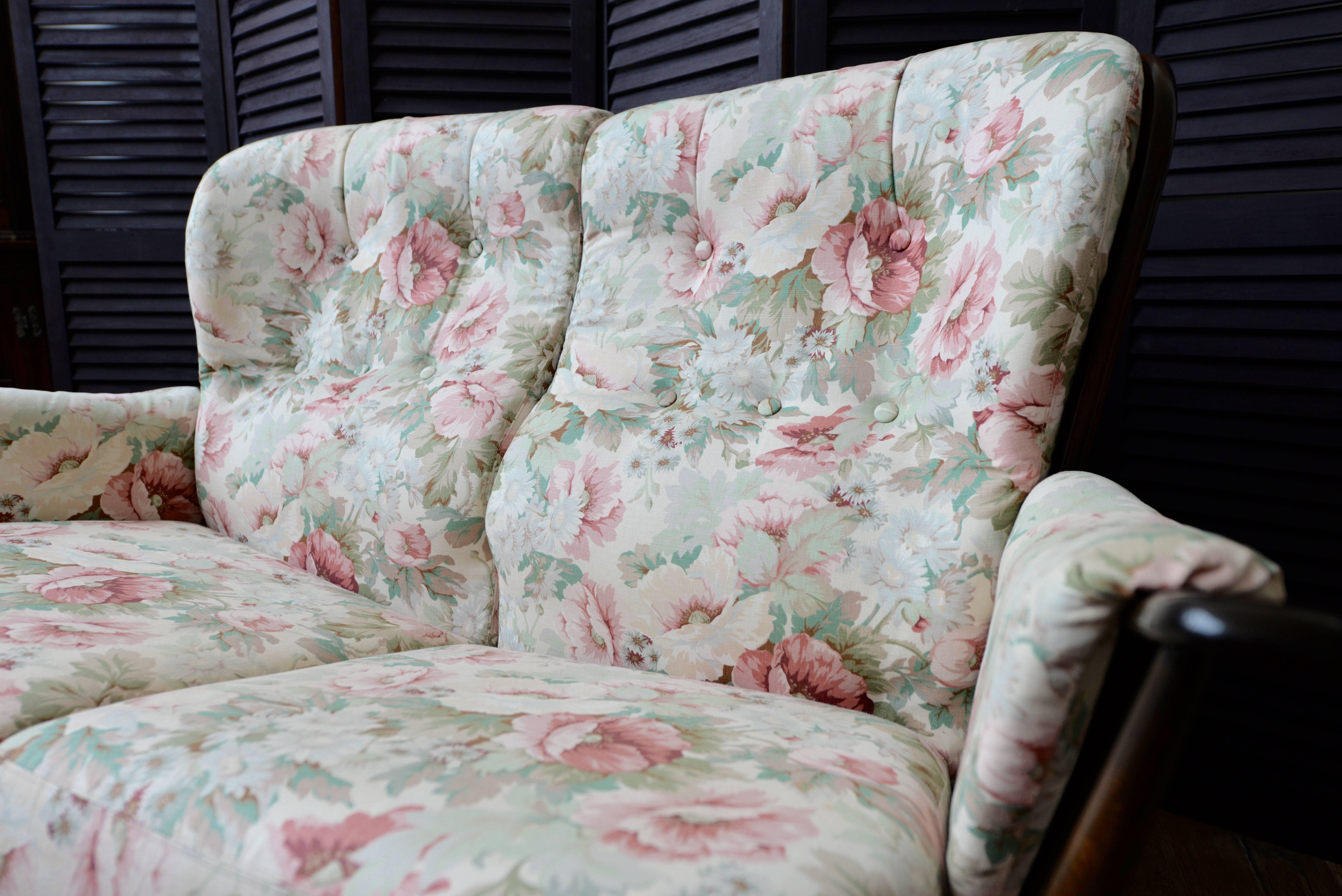 1960 Ercol Evergreen Two-Seat Sofa with Original Garden Blossom Upholstery In Excellent Condition In London, GB