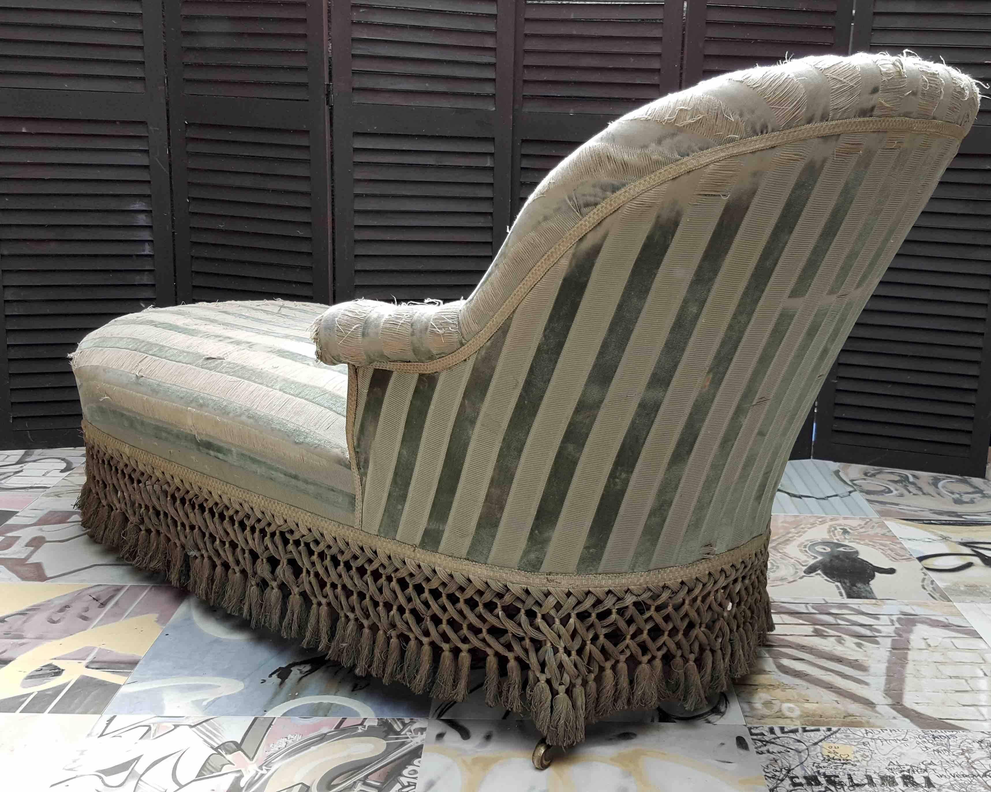 Louis XV 19th Century Rococo French Chaise/Daybed In Distressed Condition For Sale In London, GB