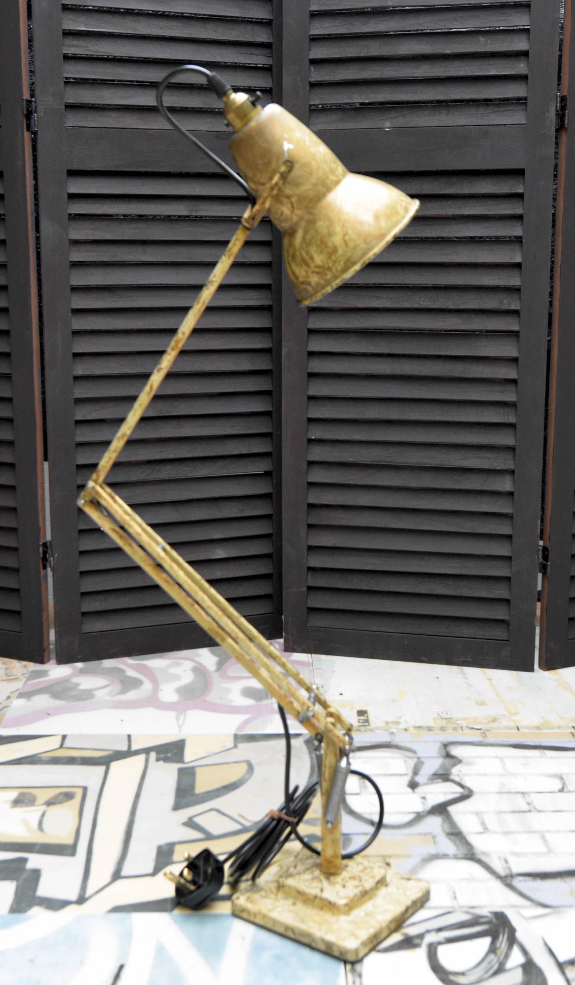 Original Anglepoise desk lamp in early edition color.