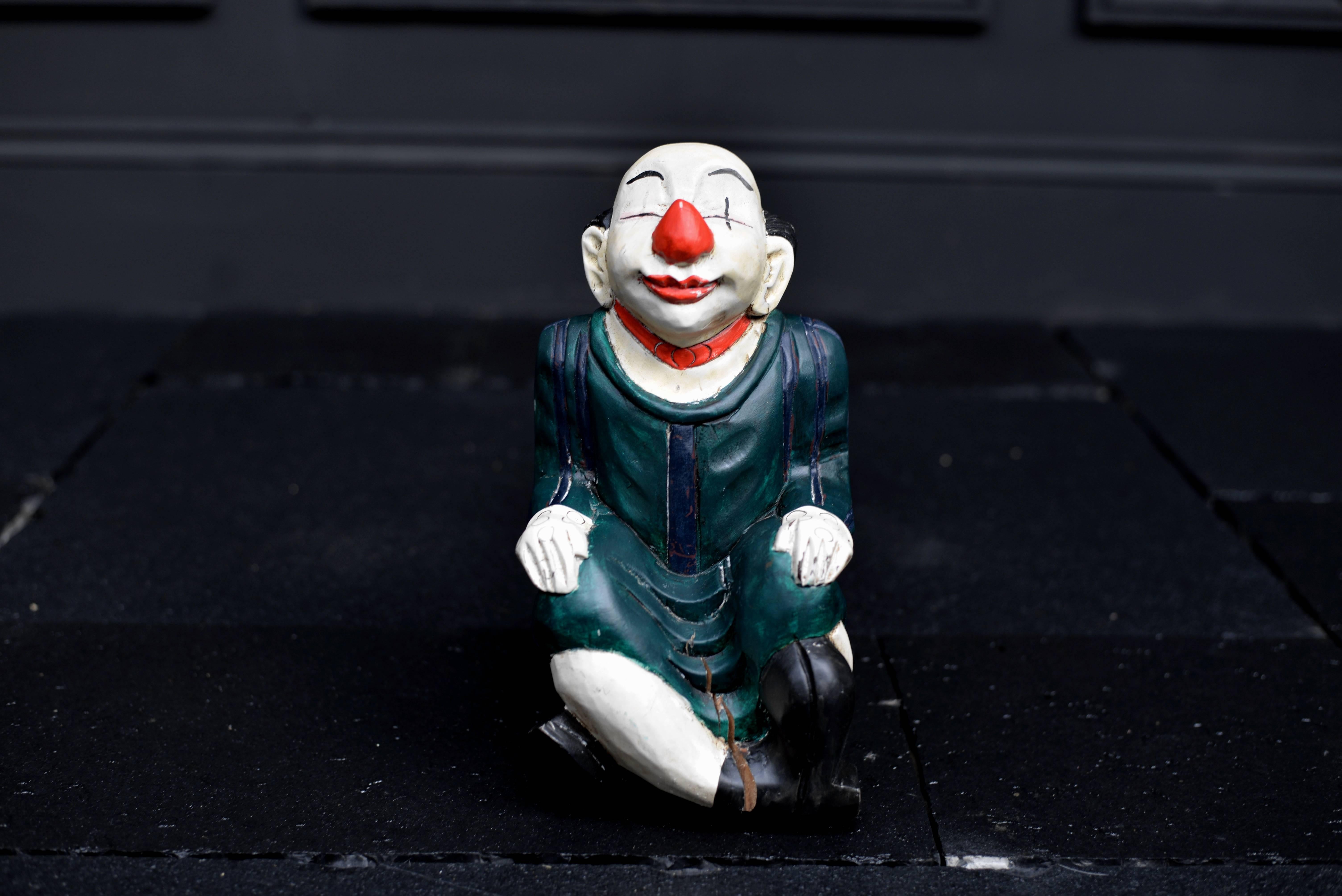 Hand Carved Clown Sculpture In Distressed Condition For Sale In London, GB