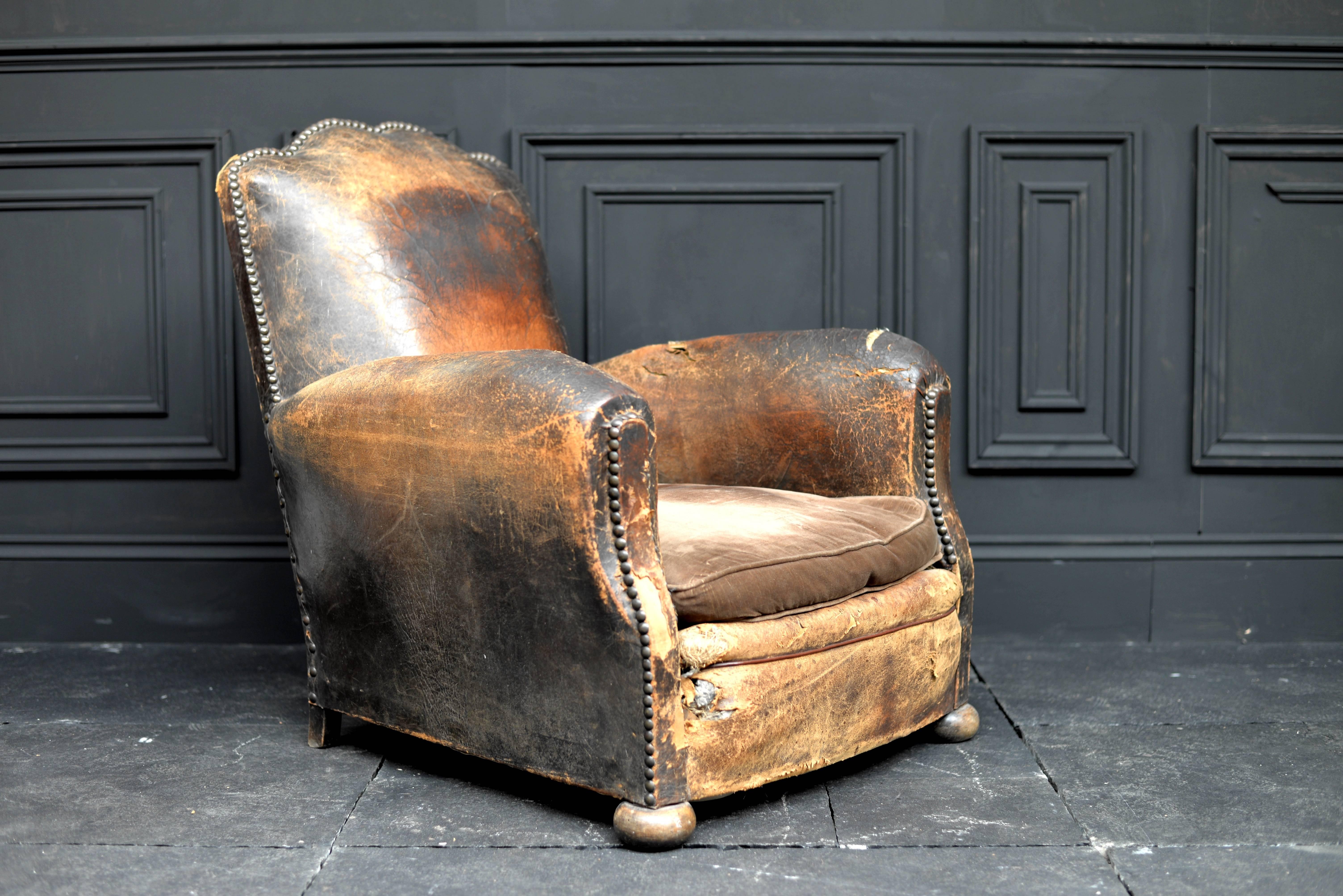 19th Century French Leather High Back Moustache Chair In Distressed Condition For Sale In London, GB