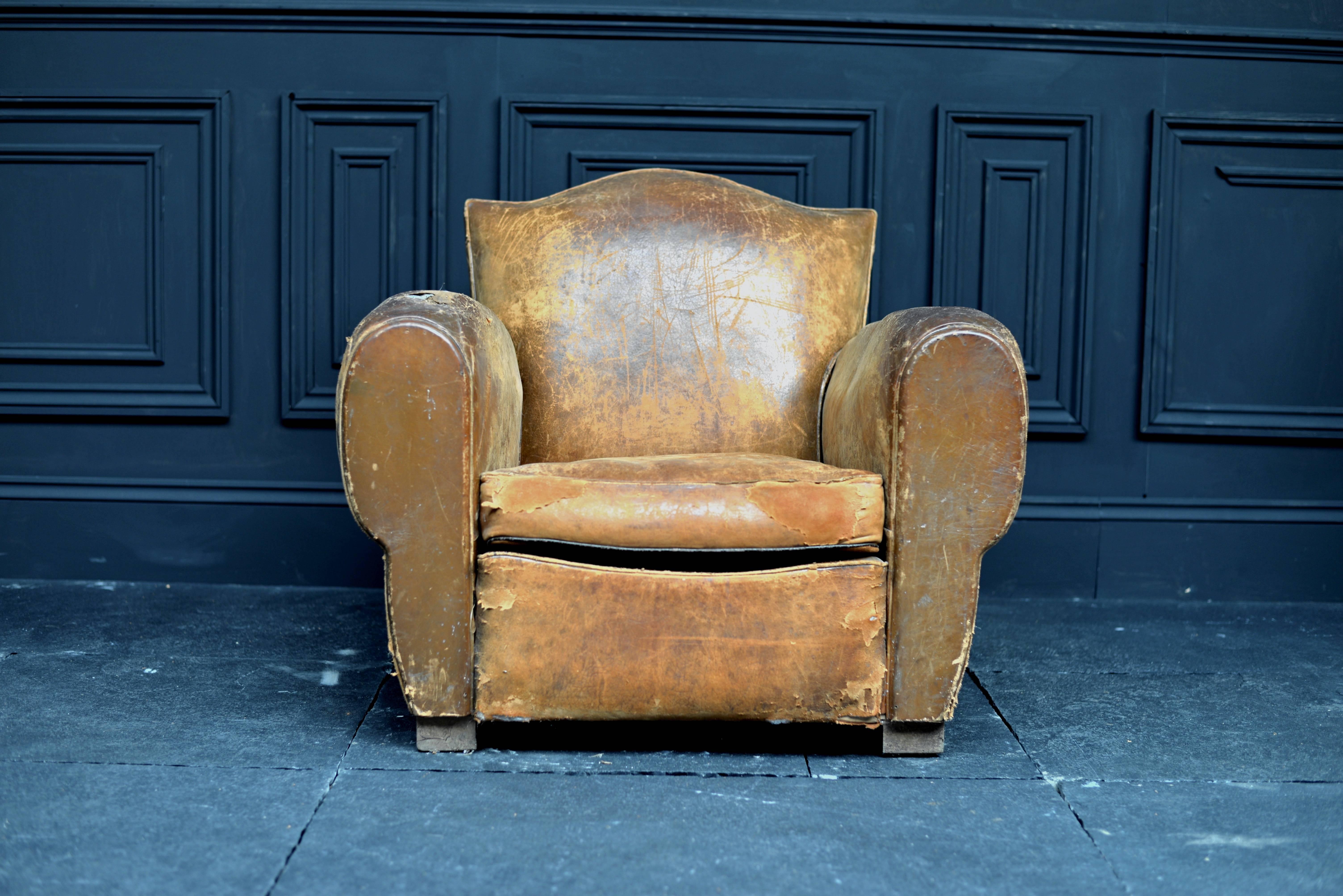 1920s French Leather Gendarme Chair In Distressed Condition For Sale In London, GB