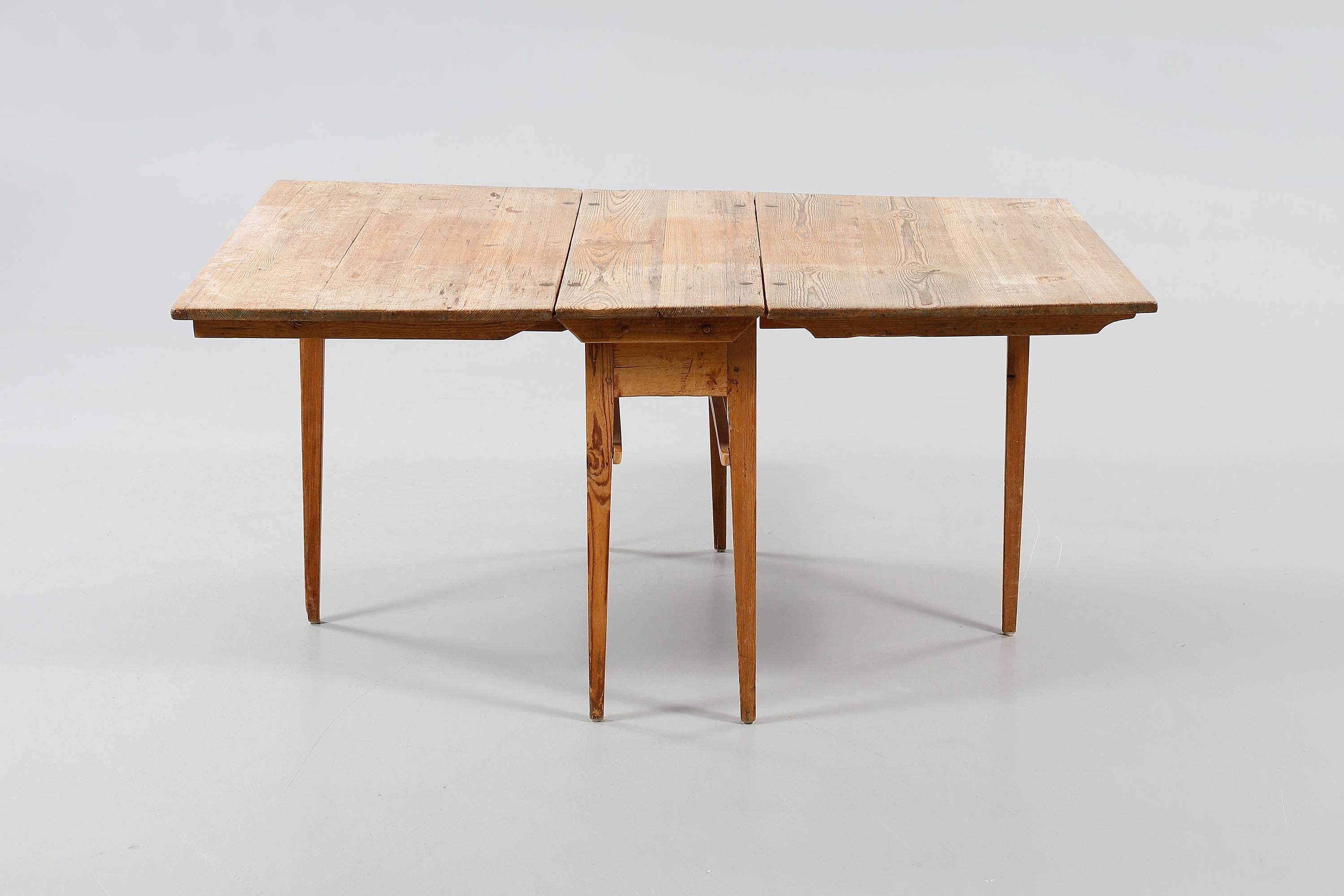18th Century Swedish Drop-Leaf Table In Good Condition For Sale In Madrid, ES
