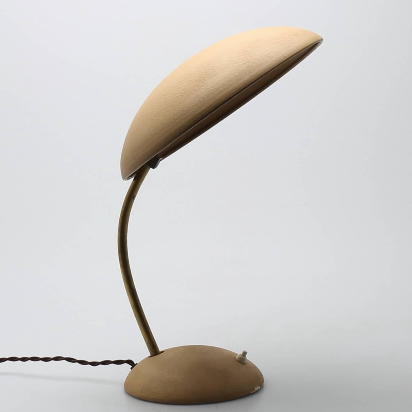 Art Deco Swedish desk lamp manufactured by Elektroskandia. Lacquered shade and base in matte beige tone and flexible brass arm. Height 35-38 cm.