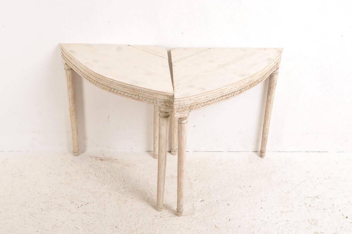 Pair of 18th century Swedish Gustavian period corner tables.
Very good condition, scraped to original white paint.
Dimensions:
87 x 49 x 69 cm.
81 x 49 x 69 cm.