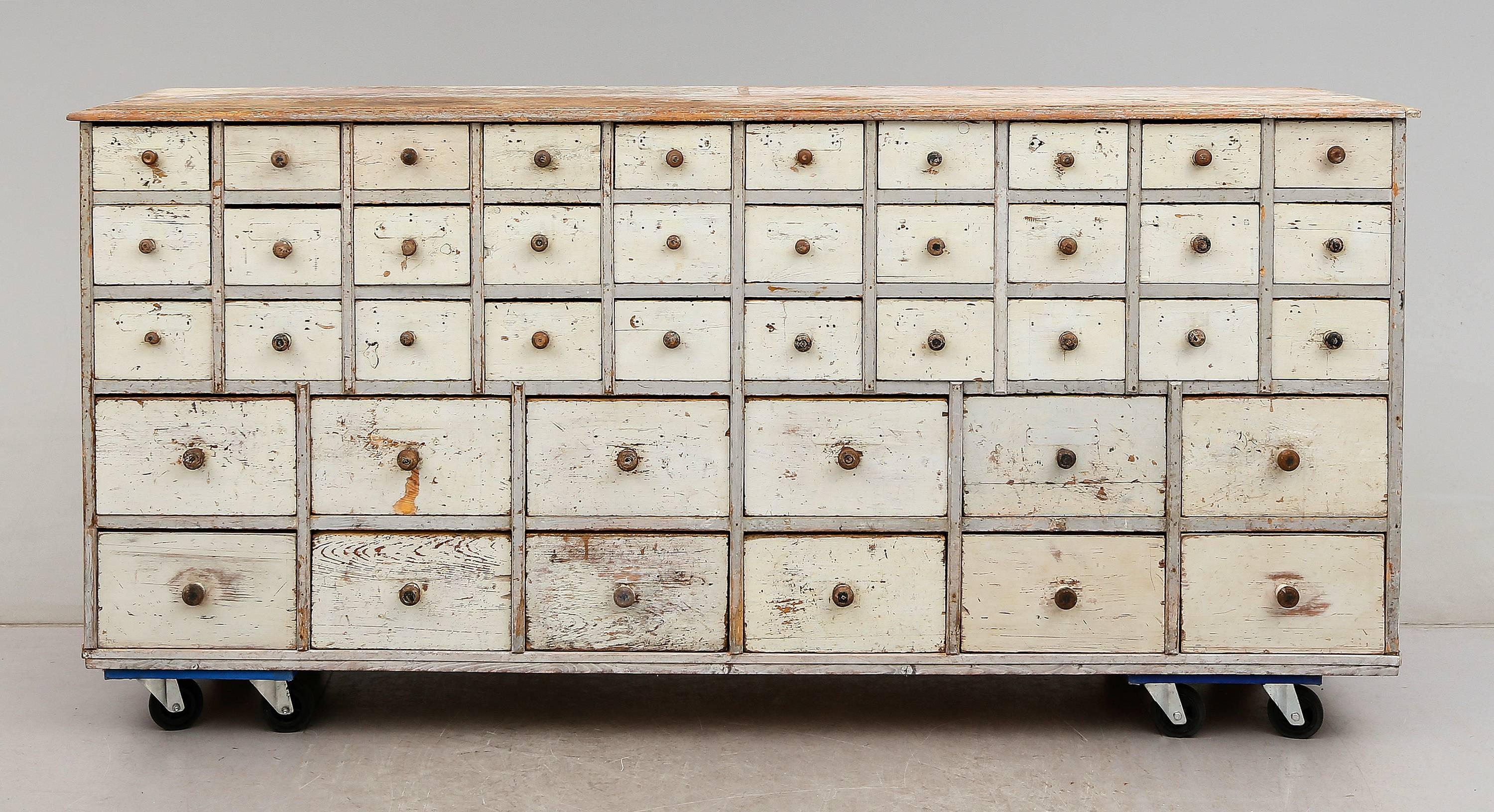 Large chest of drawers from a Stockholm's shop, made of Nordic pine and with original paint. It is in very good conditions with all the original drawers.
 