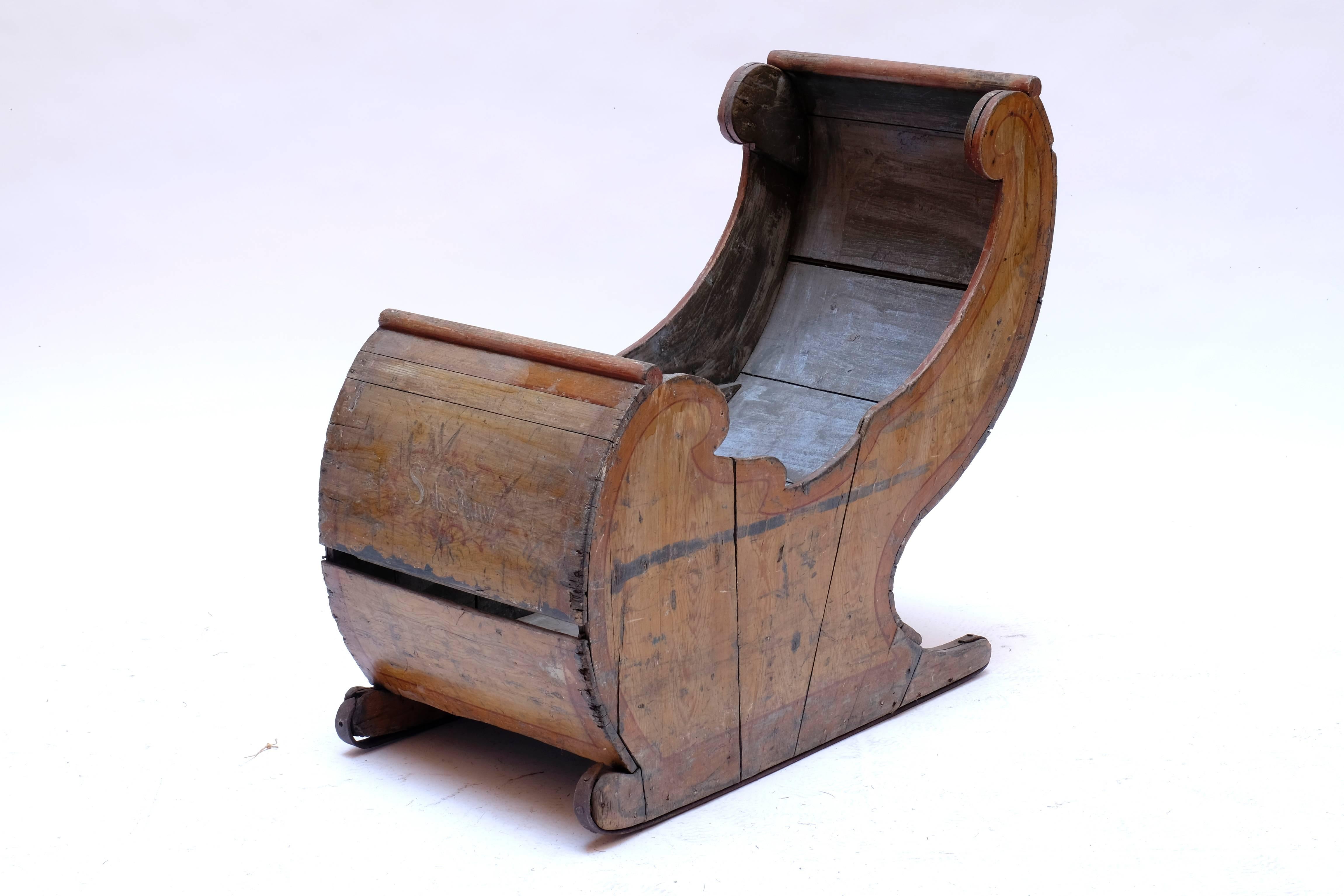 Antique sled made in painted wood and iron.
