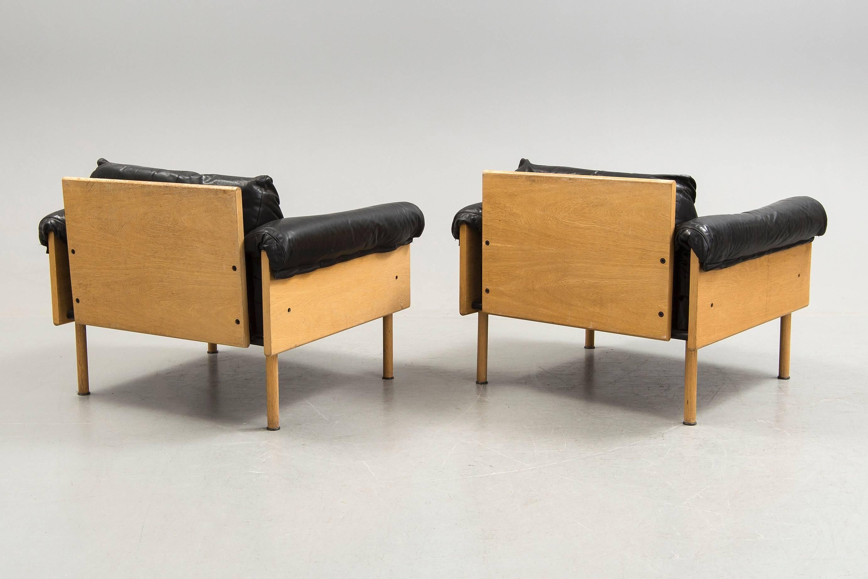 Scandinavian Modern Pair of Black Leather and Oak Armchairs by Yrjö Kukkapuro For Sale