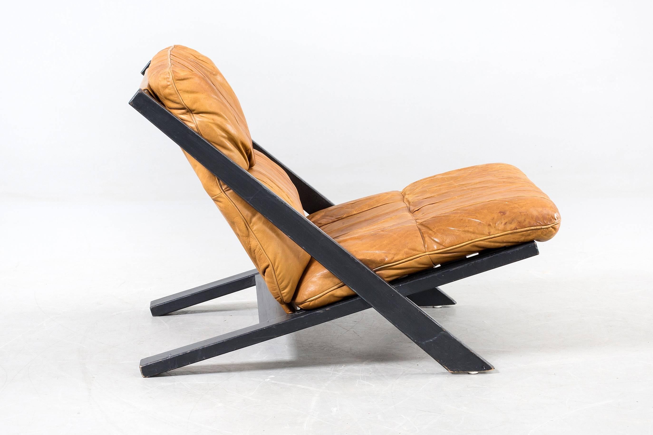Rare lounge chair designed by Uli bergere and produced by De Sede, Switzerland in the 1970s. Beautiful vintage patinated leather and original matte lacquered dark grey frame.