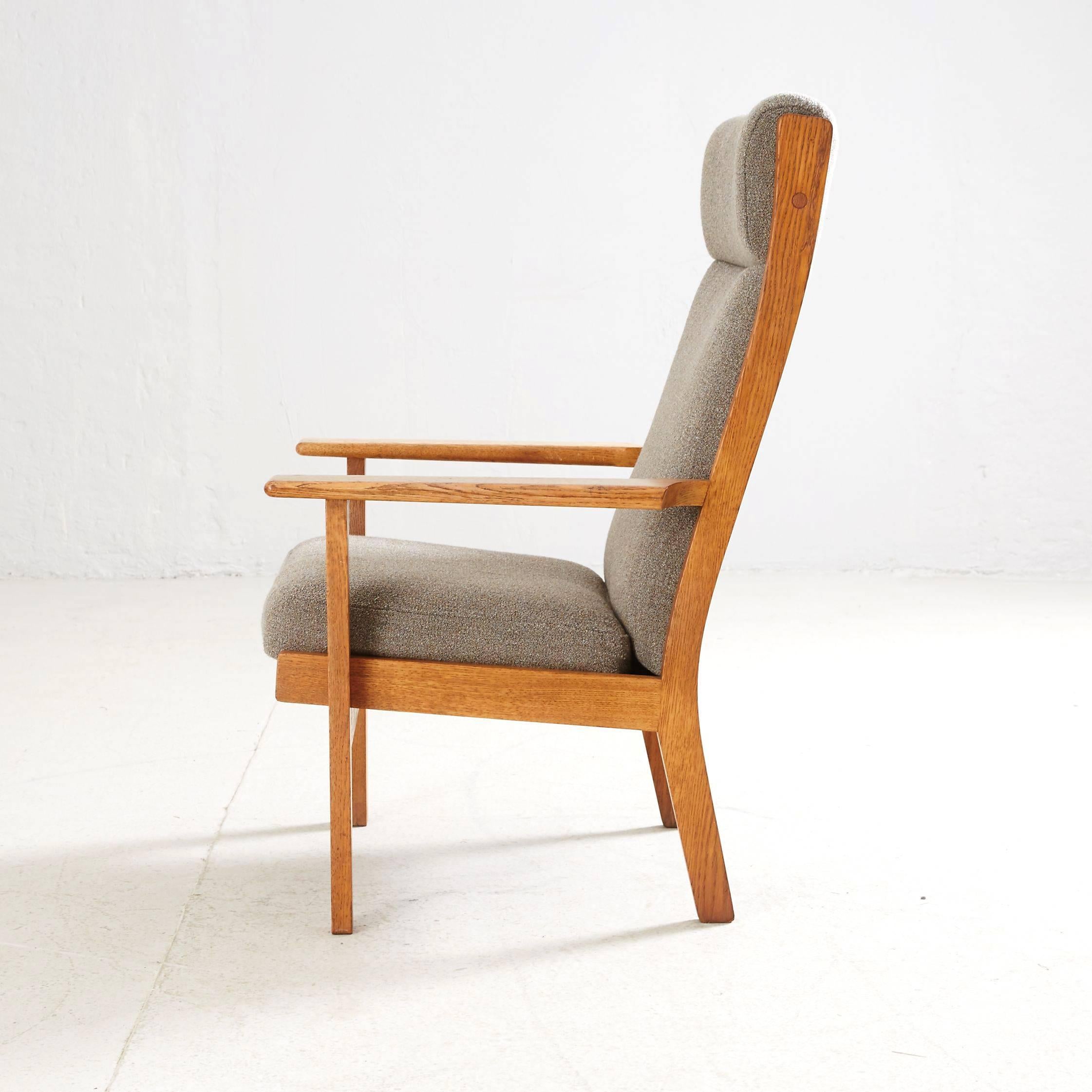 Hans Wegner High Back Lounge Chair by GETAMA In Excellent Condition For Sale In Madrid, ES