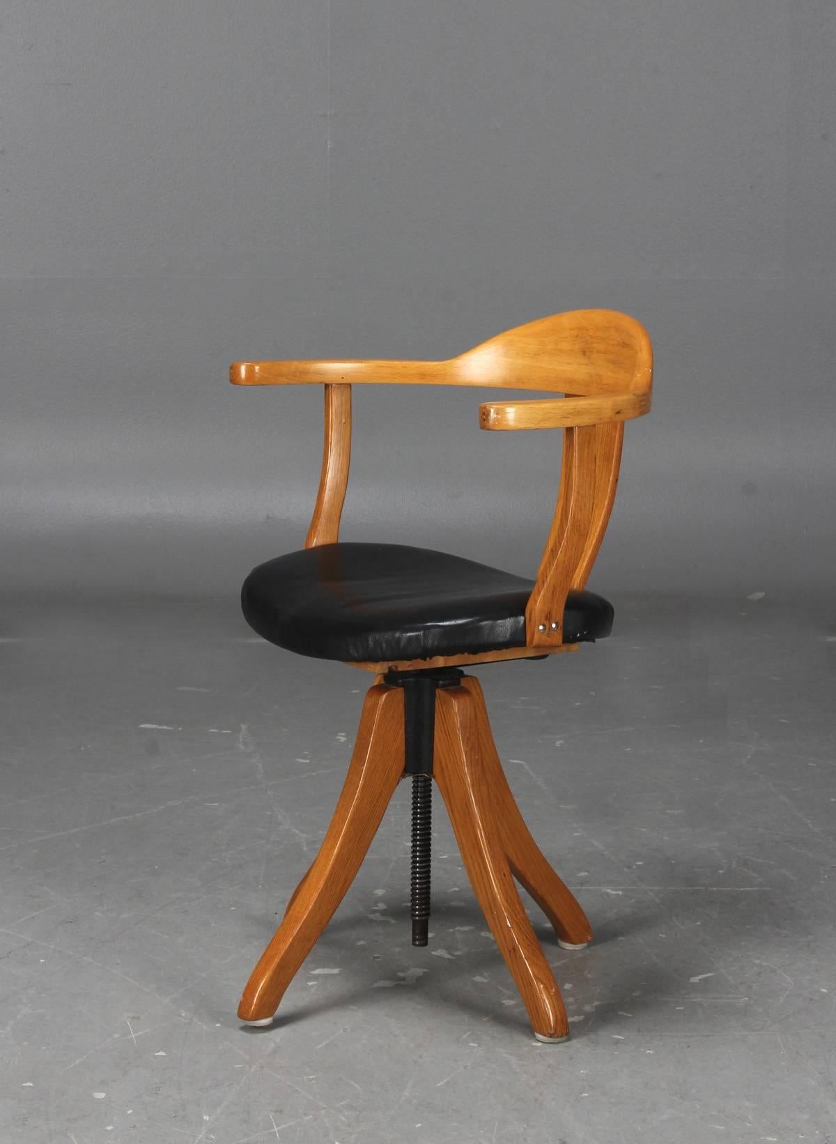 Danish Midcentury Desk Chair In Excellent Condition In Madrid, ES