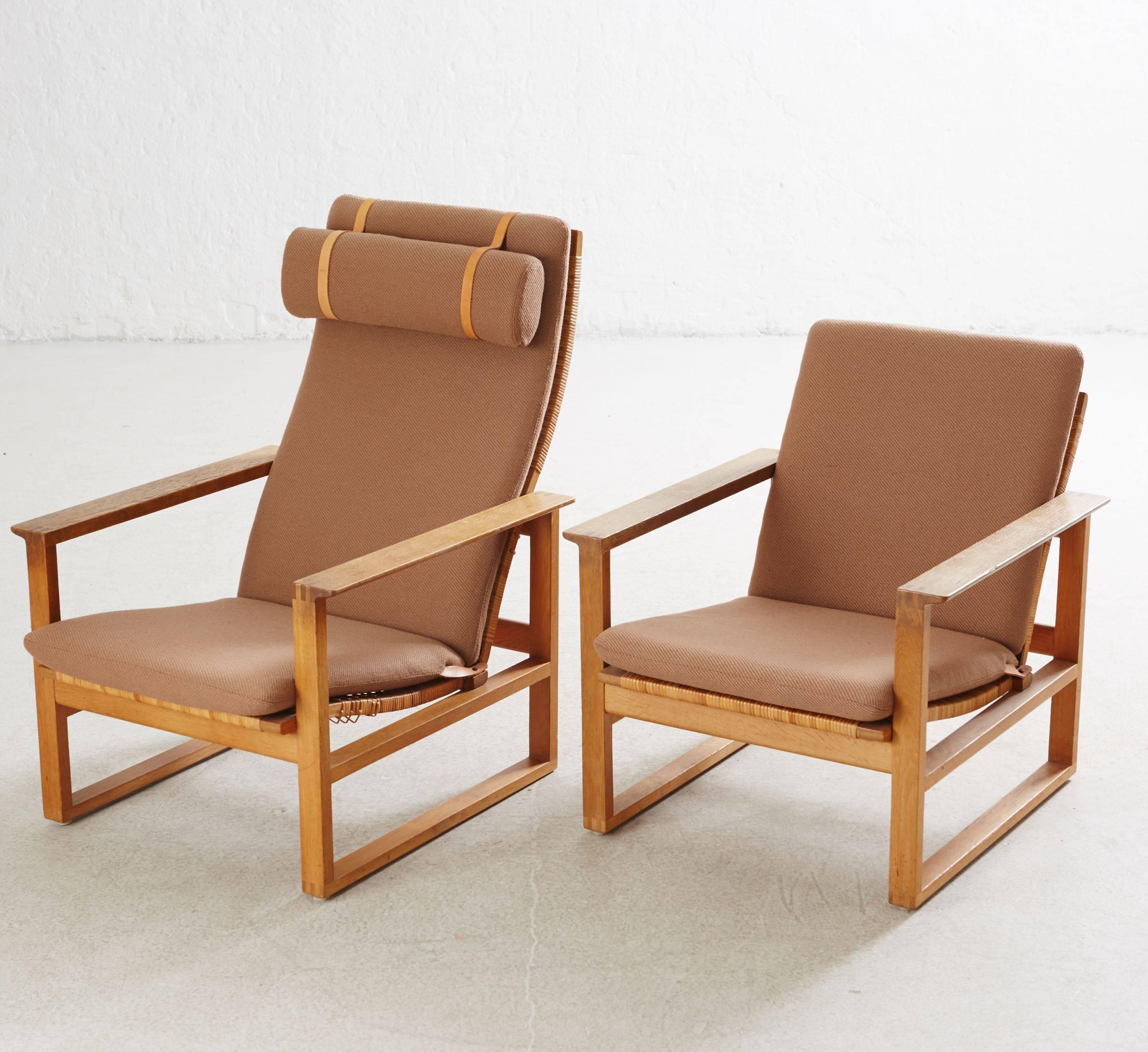 Pair of modern Mid-Century armchairs model 2254 and 2256 designed by Borge Mogensen for Fredericia Furniture. Manufactured in solid oak and rattan. Upholstered in original light brown wool.