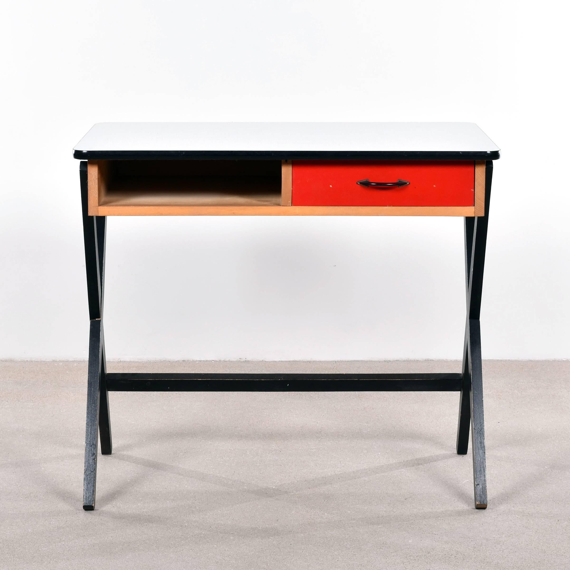 Elegant small industrial birch wood desk by Coen de Vries in 1954. Ebonized X-base frame, red painted single drawer and formica top. Very good original condition with small traces of use.

Free shipping for European destinations!

We strive for