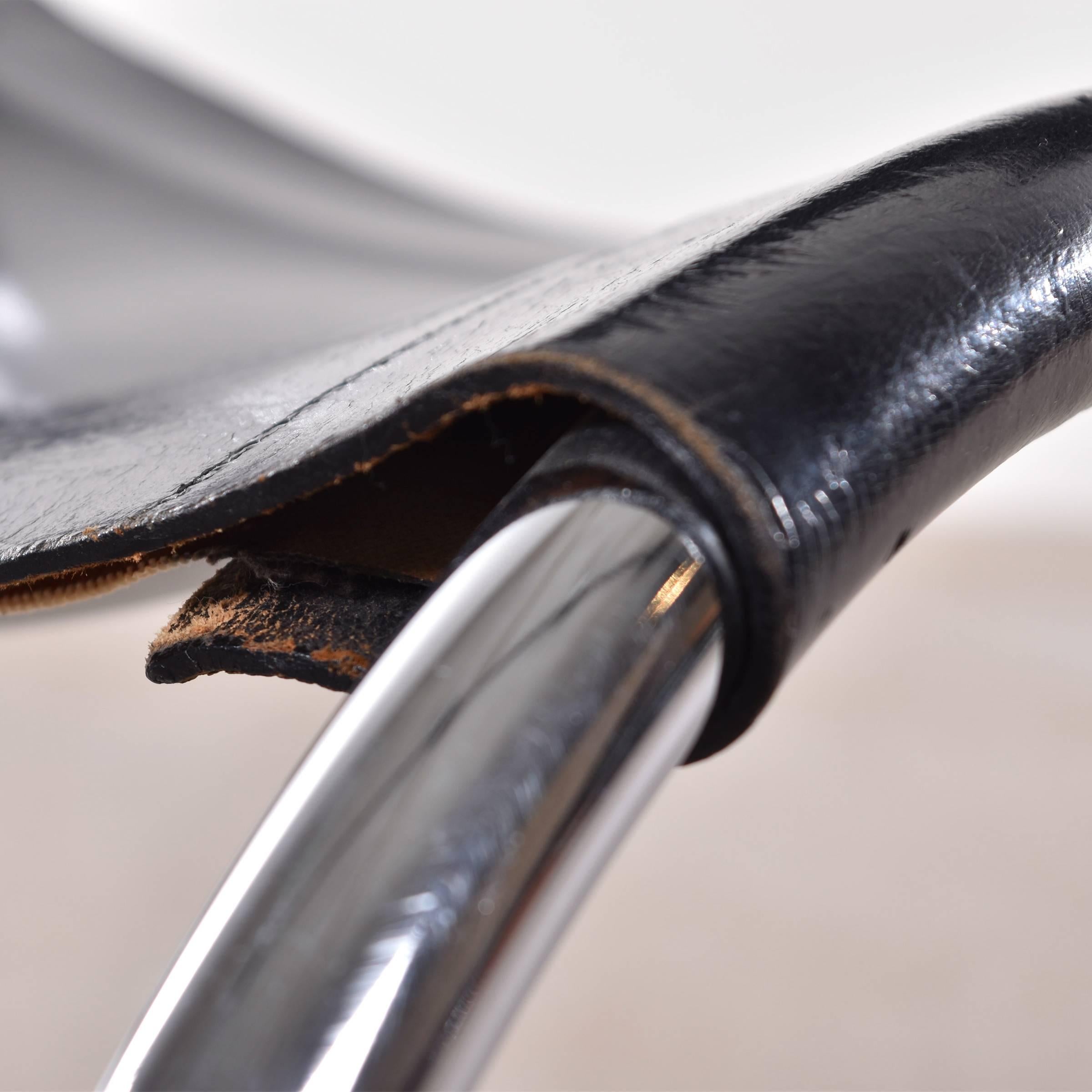 Esszimmerstuhl:: entworfen von Mies van der Rohe für Thonet. Anmutige verchromte Beine und Sattelleder. Guter Originalzustand. 

Kostenloser Versand für europäische Ziele!

Wir bemühen uns um ein hohes Serviceniveau und bieten: Versand mit weißem