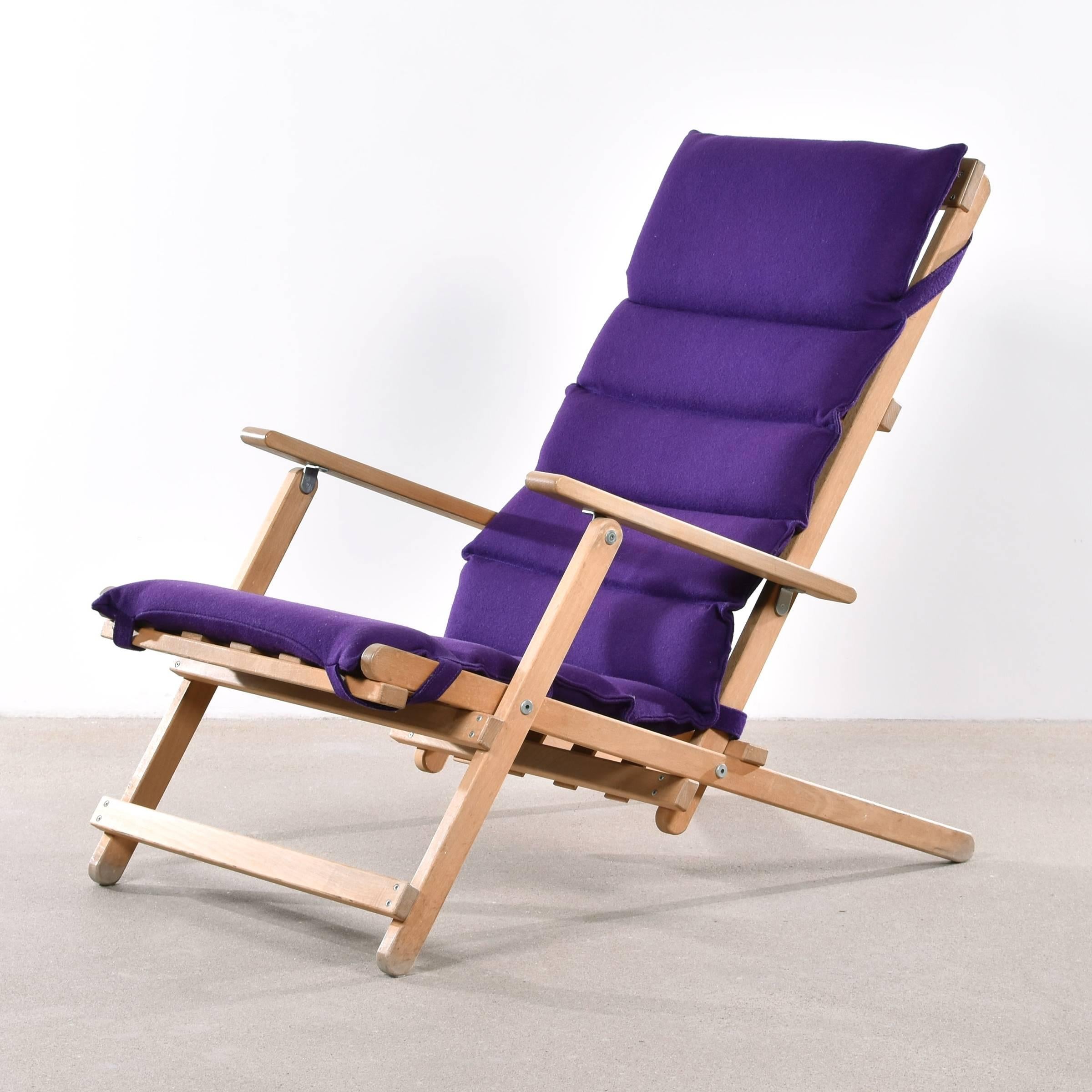 Foldable deck chair by Børge Mogensen for Søborg Møbelfabrik. Wooden frame with soft wool (felt) fabric. All in very good condition.