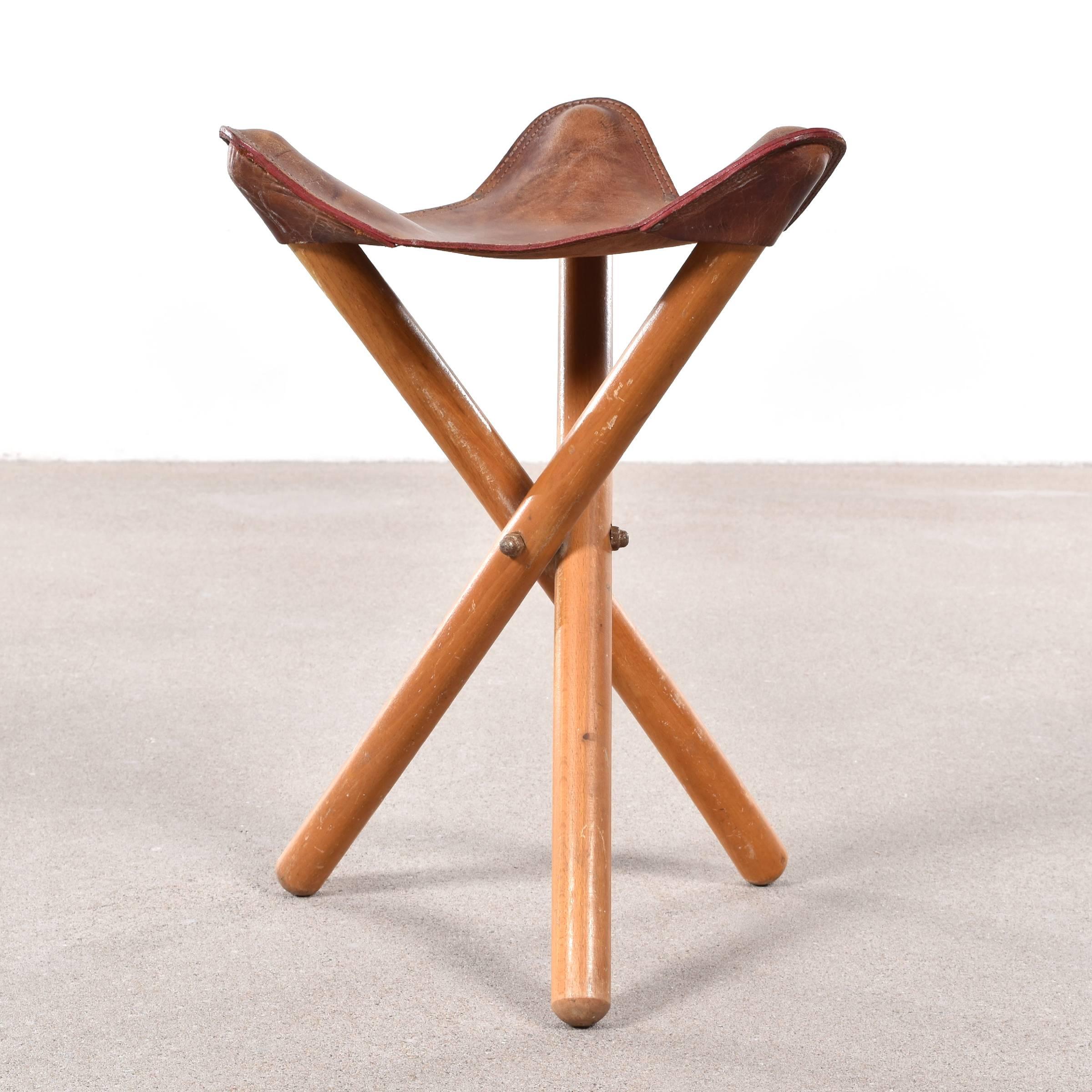 Simple and stabile folding tripod. Good original condition with nice patina. Beechwood frame with thick saddle leather.

Free shipping for European destinations!

We strive for a high level of service and offer: White glove shipping, parcel