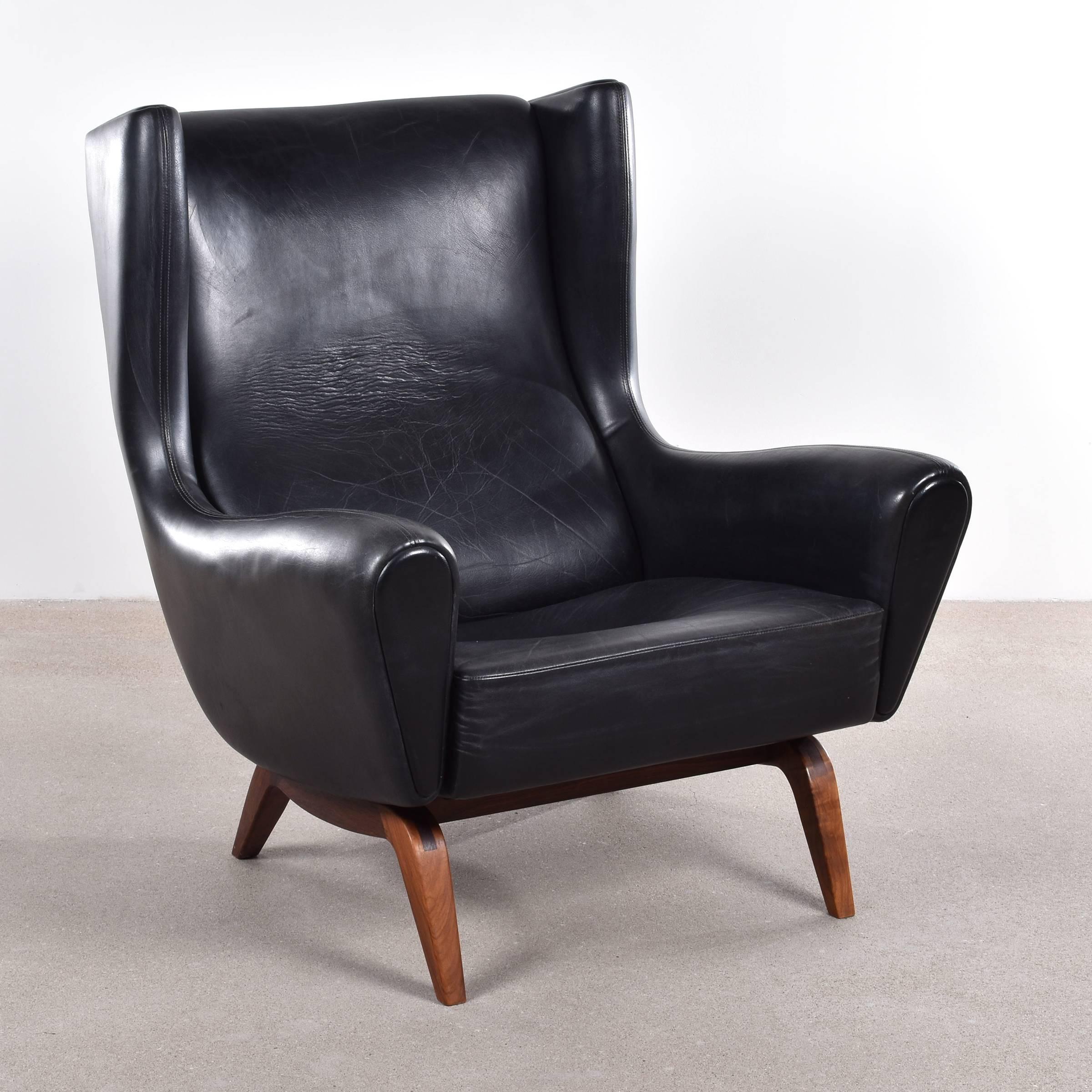 Beautiful and extremely comfortable organic lounge chair with original strong black leather and graceful legs.

Free shipping for European destinations!

We strive for a high level of service and offer: White glove shipping, parcel shipping and