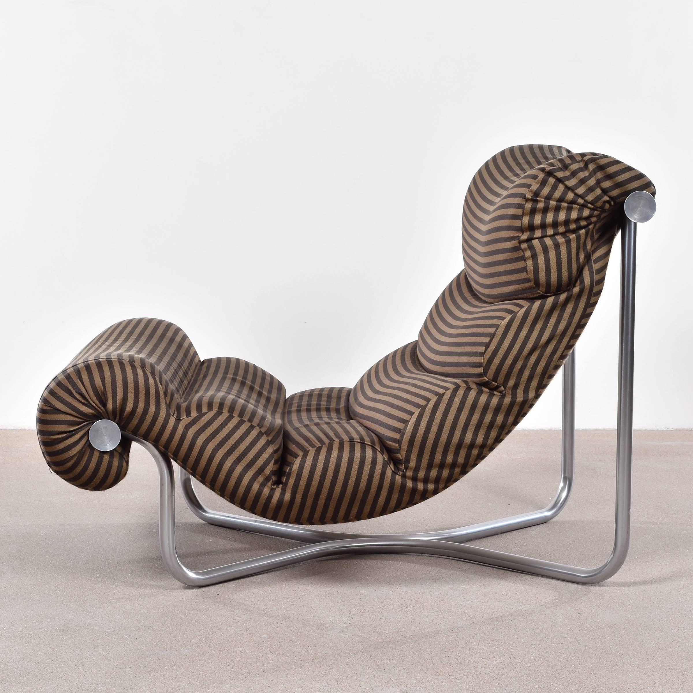 Comfortable modernist lounge chair designed by Georges van Rijck for Beaufort, Belgium. Floating segmented fabric cushions hold by chromed cross shaped frame. All in original condition.
The chair can be newly upholstered if desired, contact us for