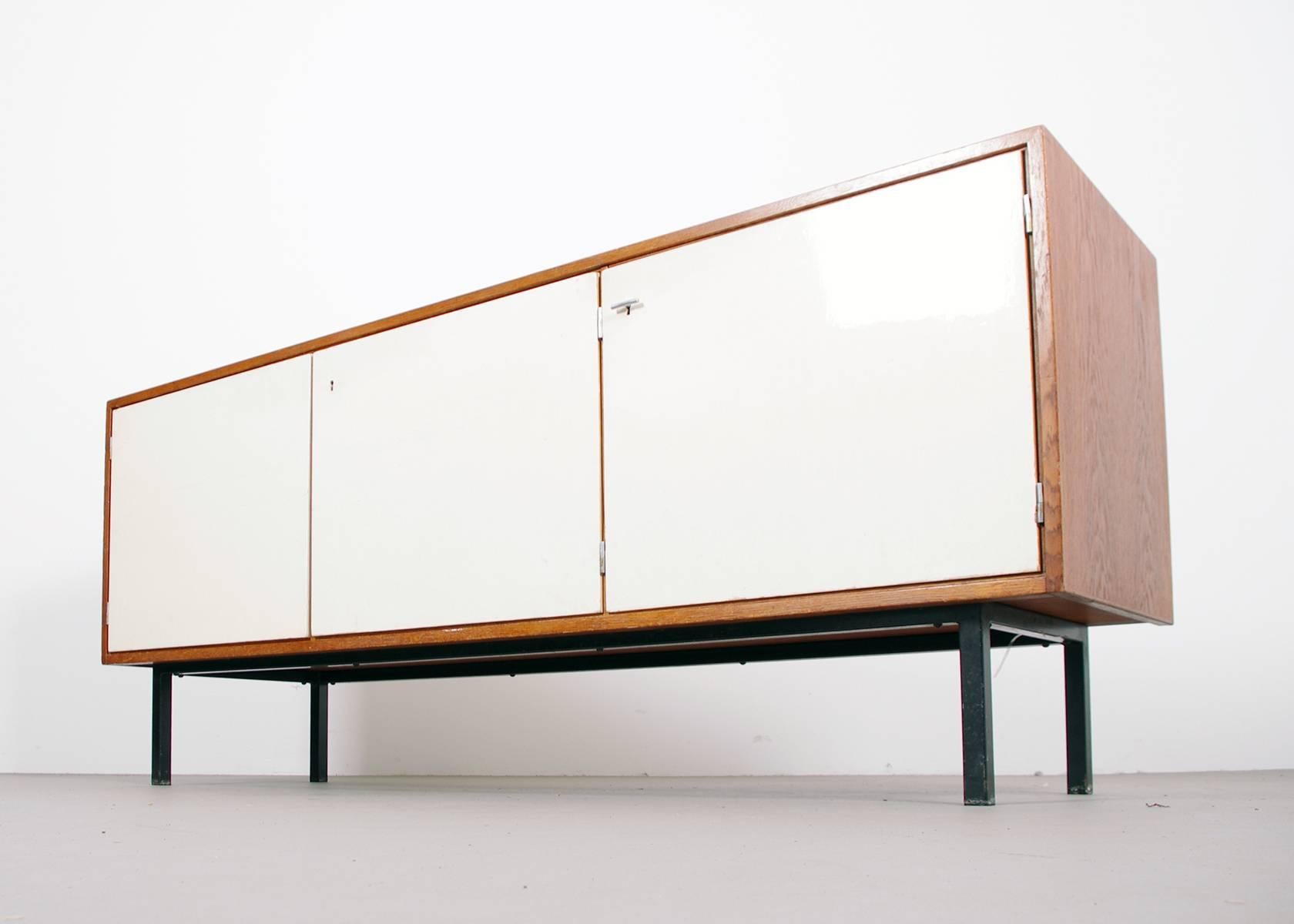 Nice small credenza by Martin Visser for ‘t Spectrum in 1959. Only shortly produced late 1950s. Black metal base with wenge wood and white painted doors with T-shaped keys. All original good condition.