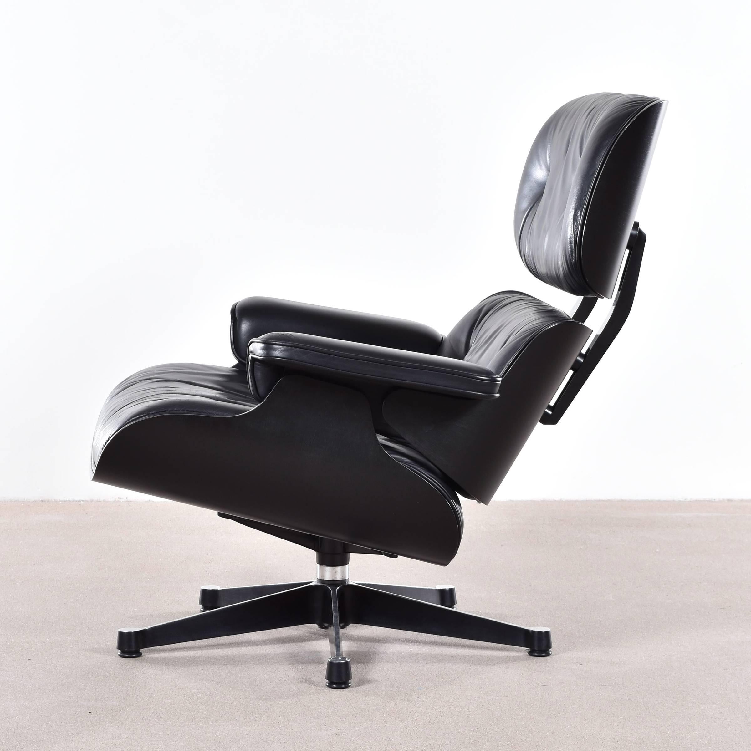 Iconic lounge chair in black leather and black plywood shells. Very good original condition. Signed with manufacturer's stickers.

Free shipping for European destinations!

We strive for a high level of service and offer: White glove shipping,