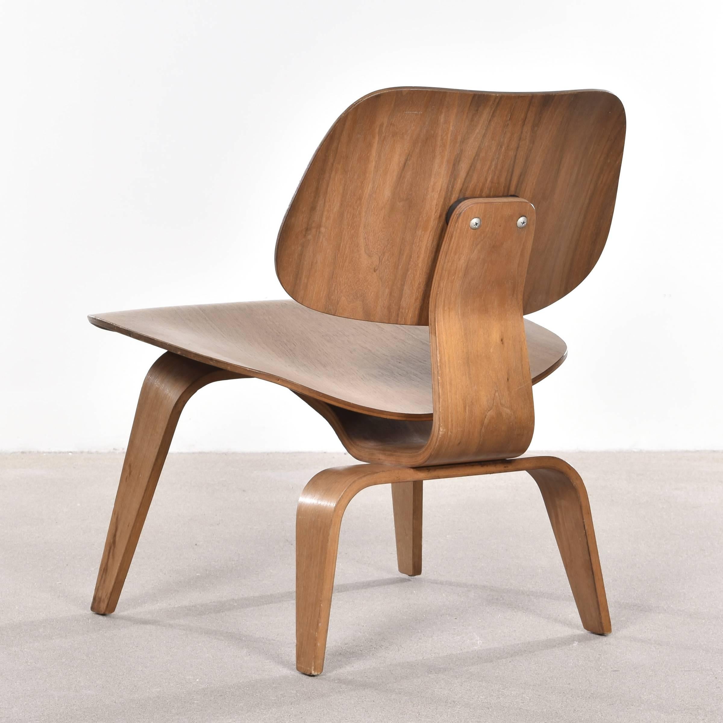Iconic LCW lounge chair in walnut plywood. The veneer and chair is in good original condition with nice patina. Signed with impressed manufacturer's mark (LCW), date stamp (52 11 = November 1952).

Free shipping for European destinations!

We
