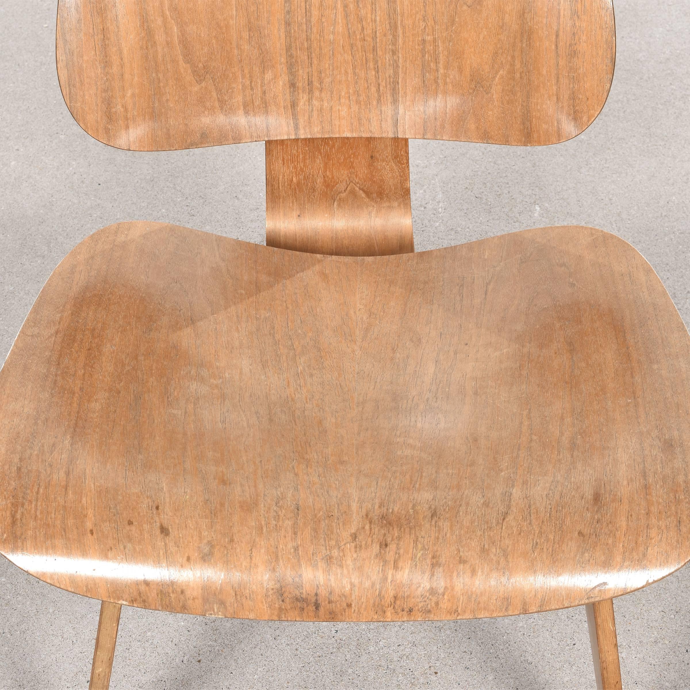 Eames LCW Walnut Lounge Chair for Herman Miller In Good Condition In Amsterdam, NL